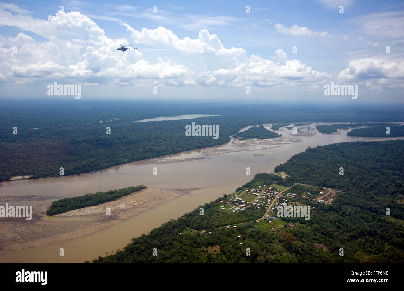 Hubschrauber fliegen über dem Amazonas in Ecuador. Stockfoto