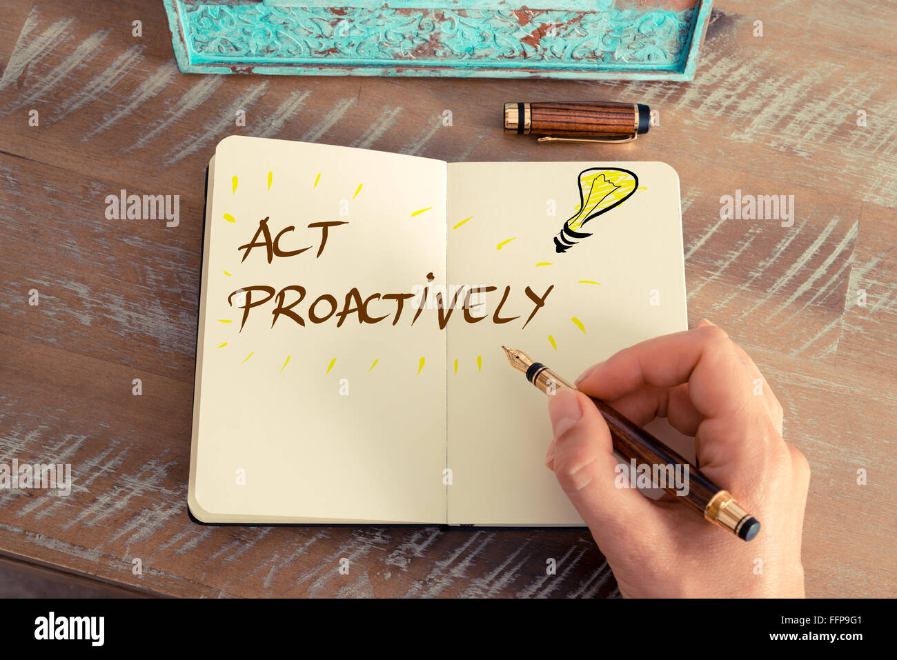 Handgeschriebener Text ACT proaktiv neben gelben Glühbirne als Symbol für die geniale Idee. Stockfoto