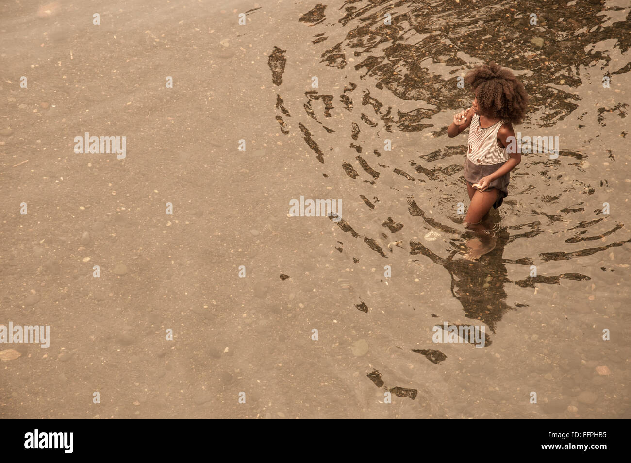 Einem jungen afrikanischen Kind Baden im Fluss. Stockfoto