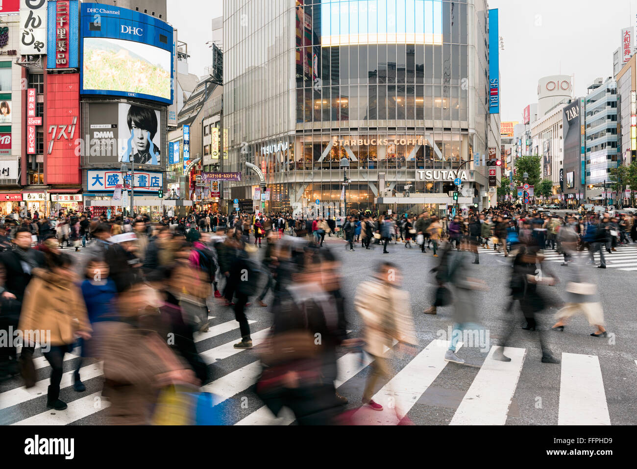 Tokyo, Japan - 17. Januar 2016: Feierabendverkehr auf die berühmte Shibuya Crossing in Tokio, Japan. Stockfoto