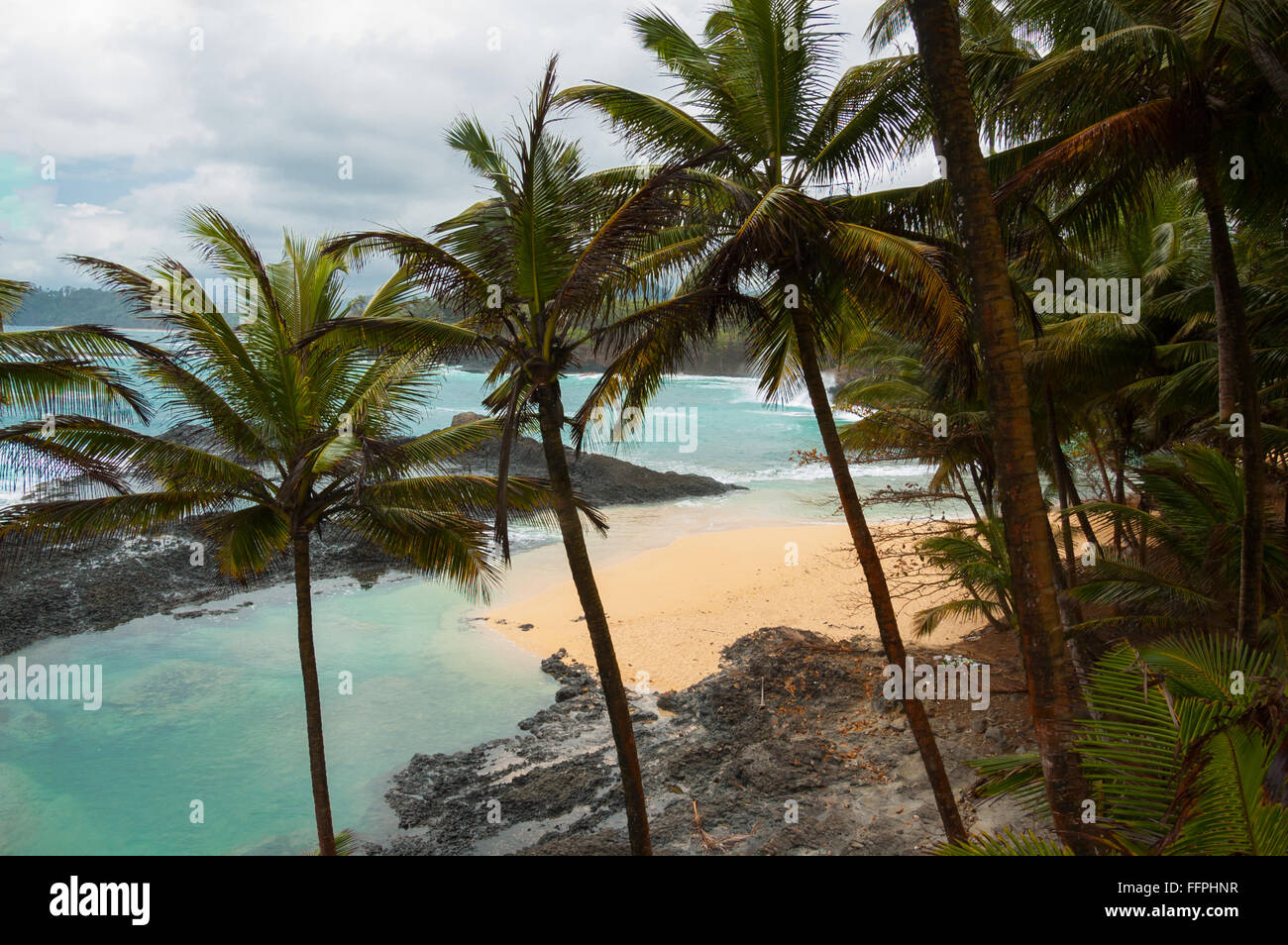 Tropischer Strand mit Palmen und makellosen blauen Meer. praia Piscina, Sao Tome und Principe. Stockfoto