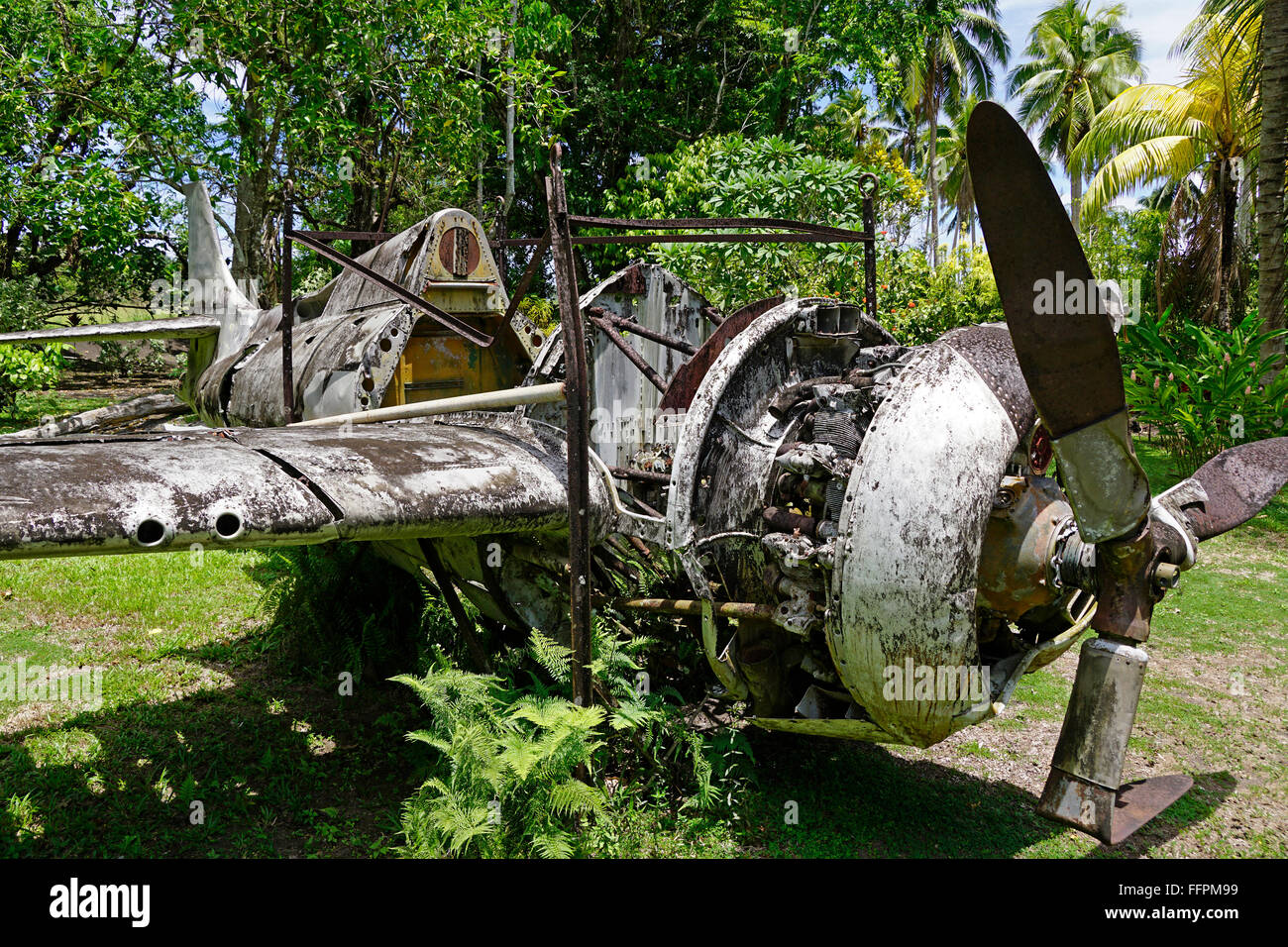 Wrack des amerikanischen Grumman Wildcat Kampfflugzeugs in Outdoor-Vilu Kriegsmuseum, Guadalcanal, Solomon Inseln. Stockfoto