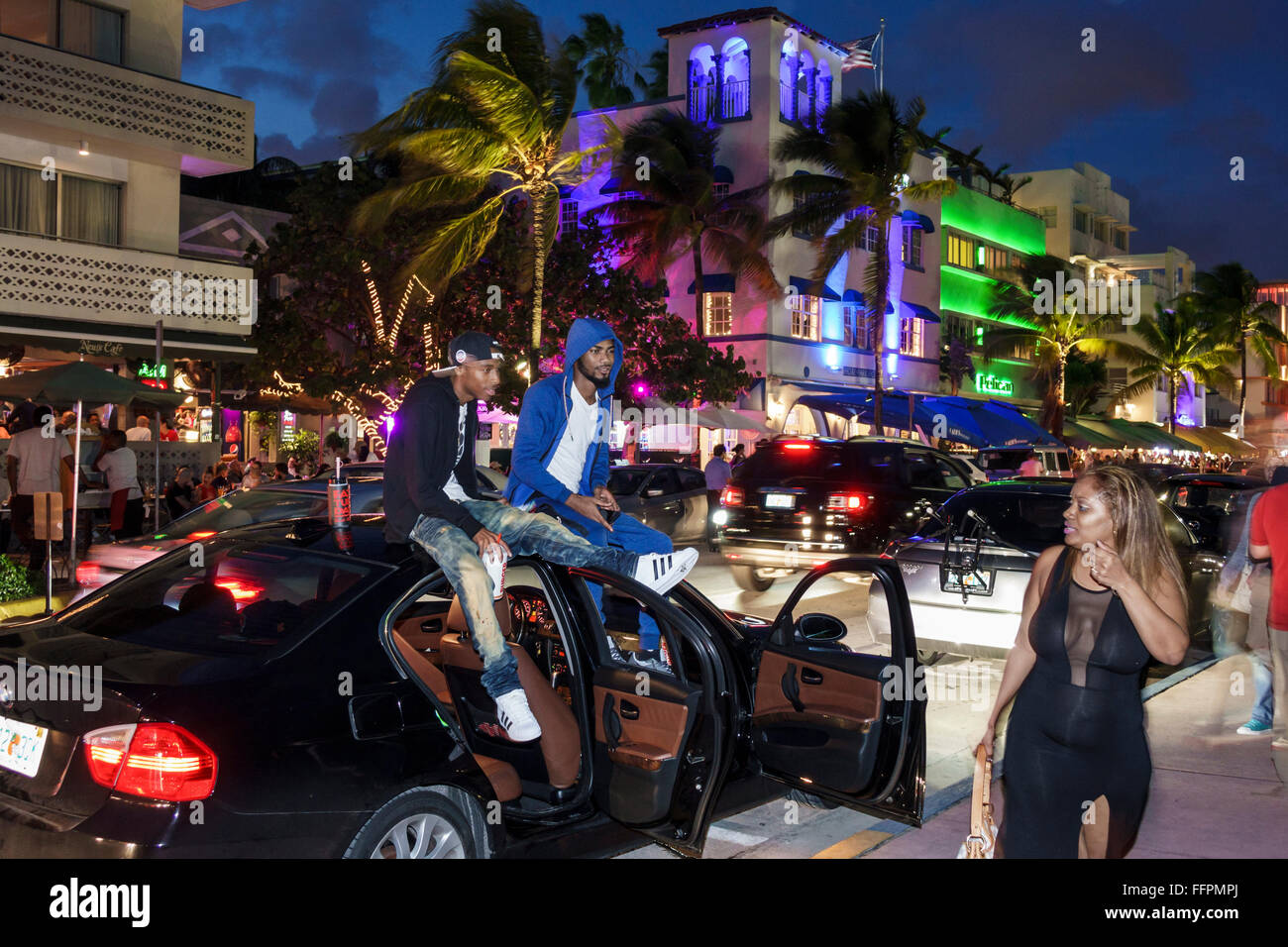 Florida South, Miami Beach, Ocean Drive, Nachtabend, schwarzer Erwachsener, Erwachsene, Mann, Männer, Freund, sitzender Wagen, vorbeifahrende, Erwachsene, weibliche Frauen, FL1 Stockfoto