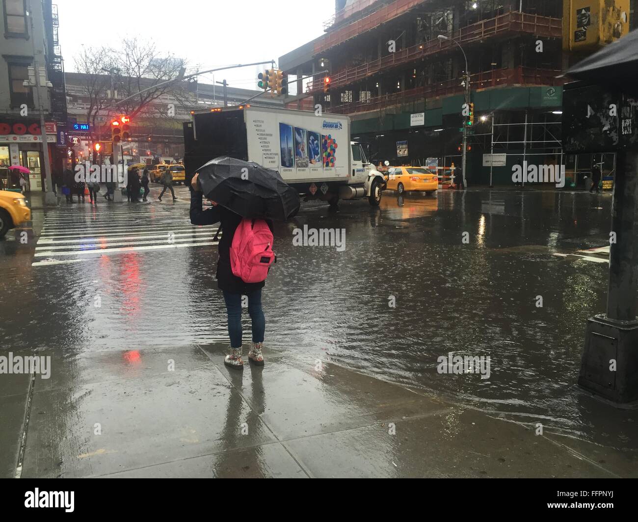 New York City, USA. 16. Februar 2016. Überflutete Straßen in NYC Credit: ein Andersson/Alamy Live-Nachrichten Stockfoto