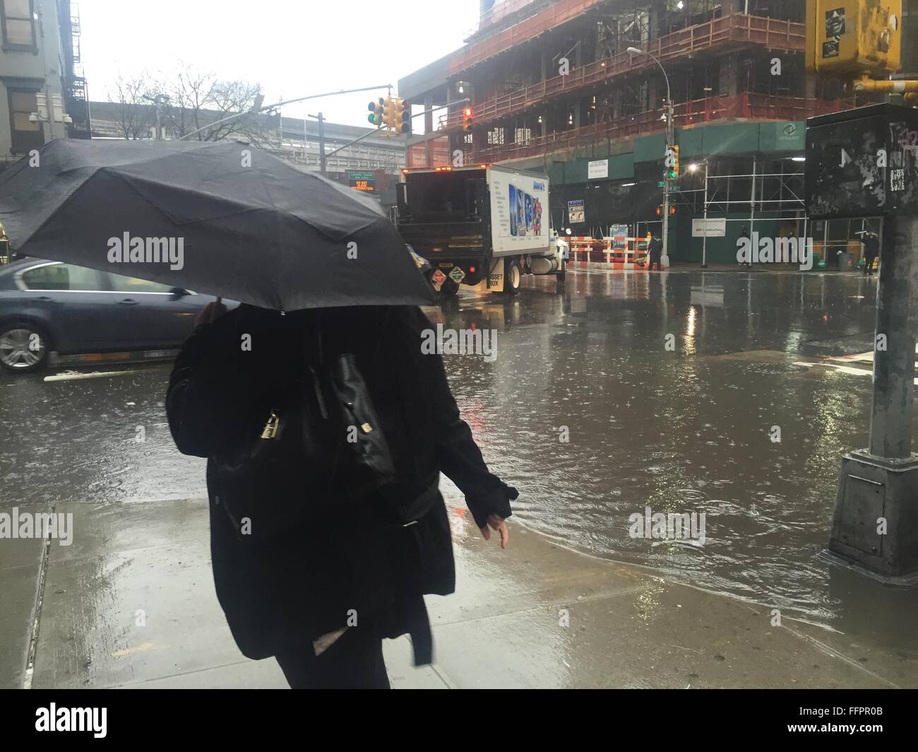 New York City, USA. 16. Februar 2016. Überflutete Straßen in NYC Credit: ein Andersson/Alamy Live-Nachrichten Stockfoto