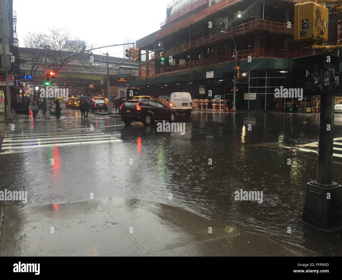 New York City, USA. 16. Februar 2016. Überflutete Straßen in NYC Credit: ein Andersson/Alamy Live-Nachrichten Stockfoto