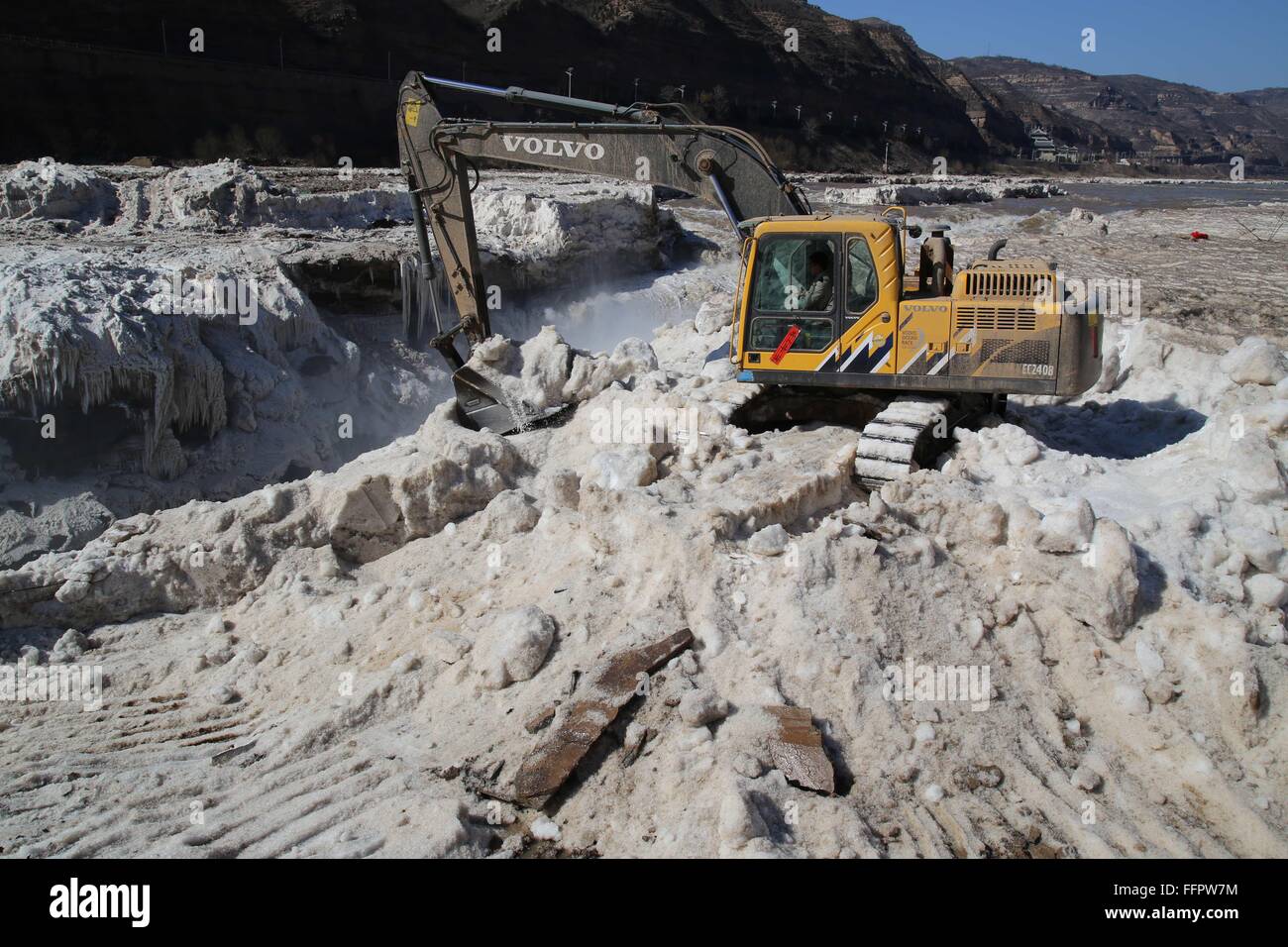 Linfen, China Shanxi Provinz. 16. Februar 2016. Ein Bagger bereinigt entfernt Eis am Hukou Wasserfall des gelben Flusses in Jixian Grafschaft, Nord-China Shanxi Provinz, 16. Februar 2016. Bagger wurden verwendet, um sauber entfernt aufgetürmt Eis für die Sicherheit der Besucher am Hukou Wasserfall in den letzten Tagen. Bildnachweis: Lv Guiming/Xinhua/Alamy Live-Nachrichten Stockfoto