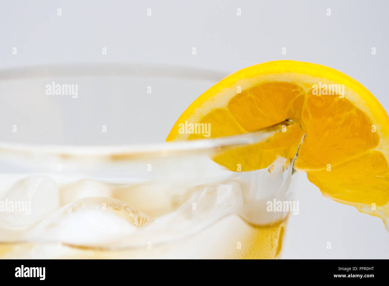 Eis kaltes Glas Limonade auf weißem Hintergrund. Stockfoto