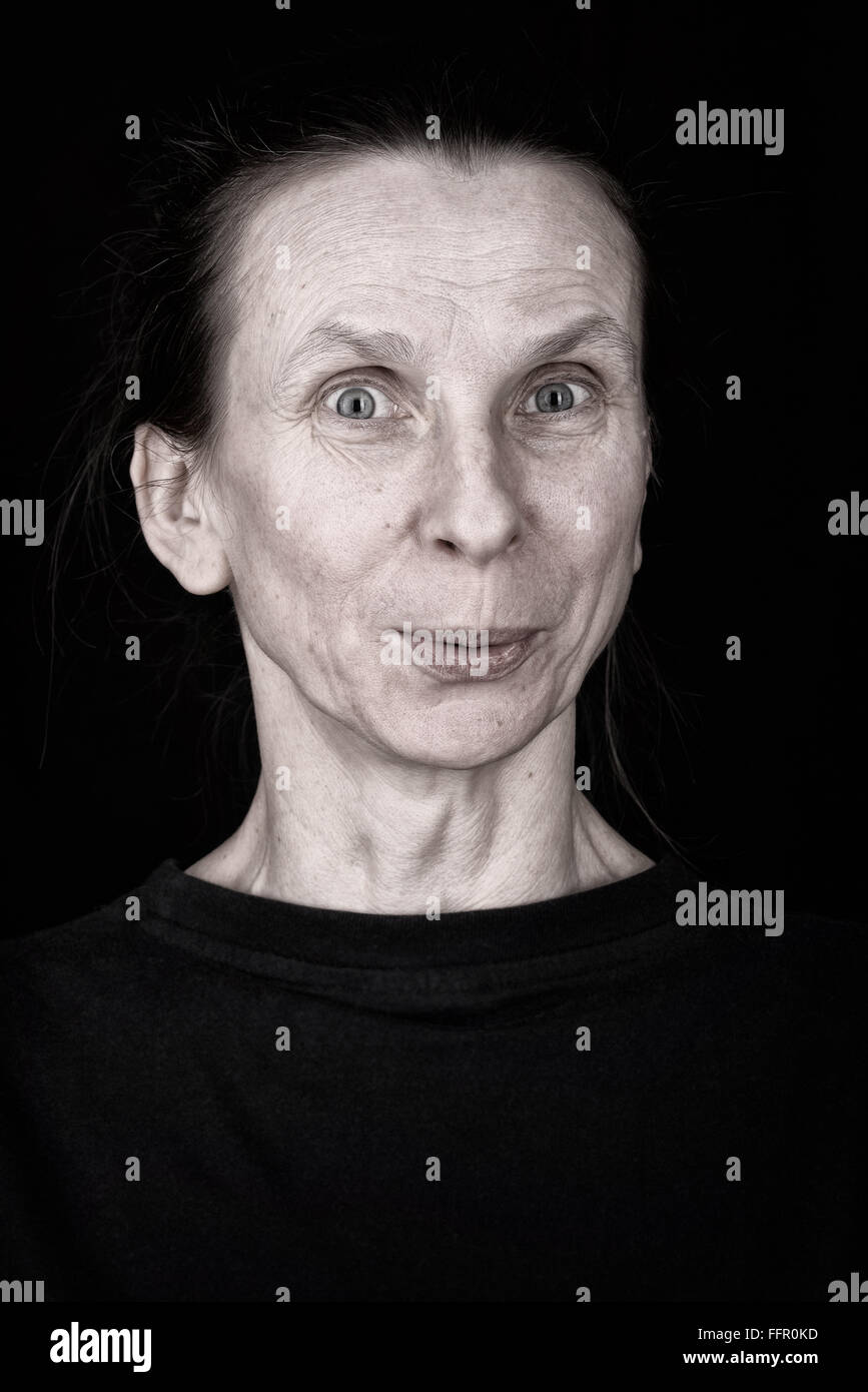Attraktive Erwachsene Frau Portrait mit anerkennenden Ausdruck auf ihrem Gesicht Stockfoto