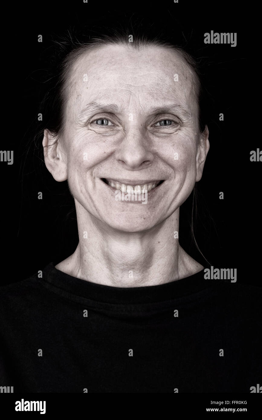 Attraktive Erwachsene Frau Porträt mit netten Lächeln auf ihrem Gesicht Stockfoto