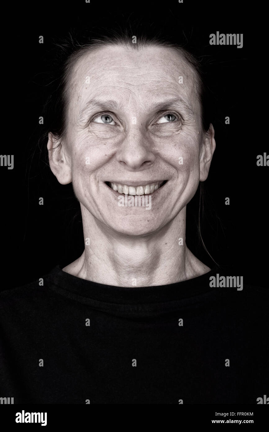 Porträt einer attraktive Erwachsene Frau nachschlagen und lächelnd Stockfoto