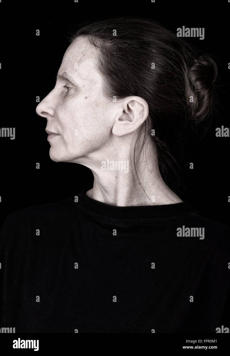 Links Profil einer schweren Erwachsenen Frau mit einem Haarknoten Stockfoto