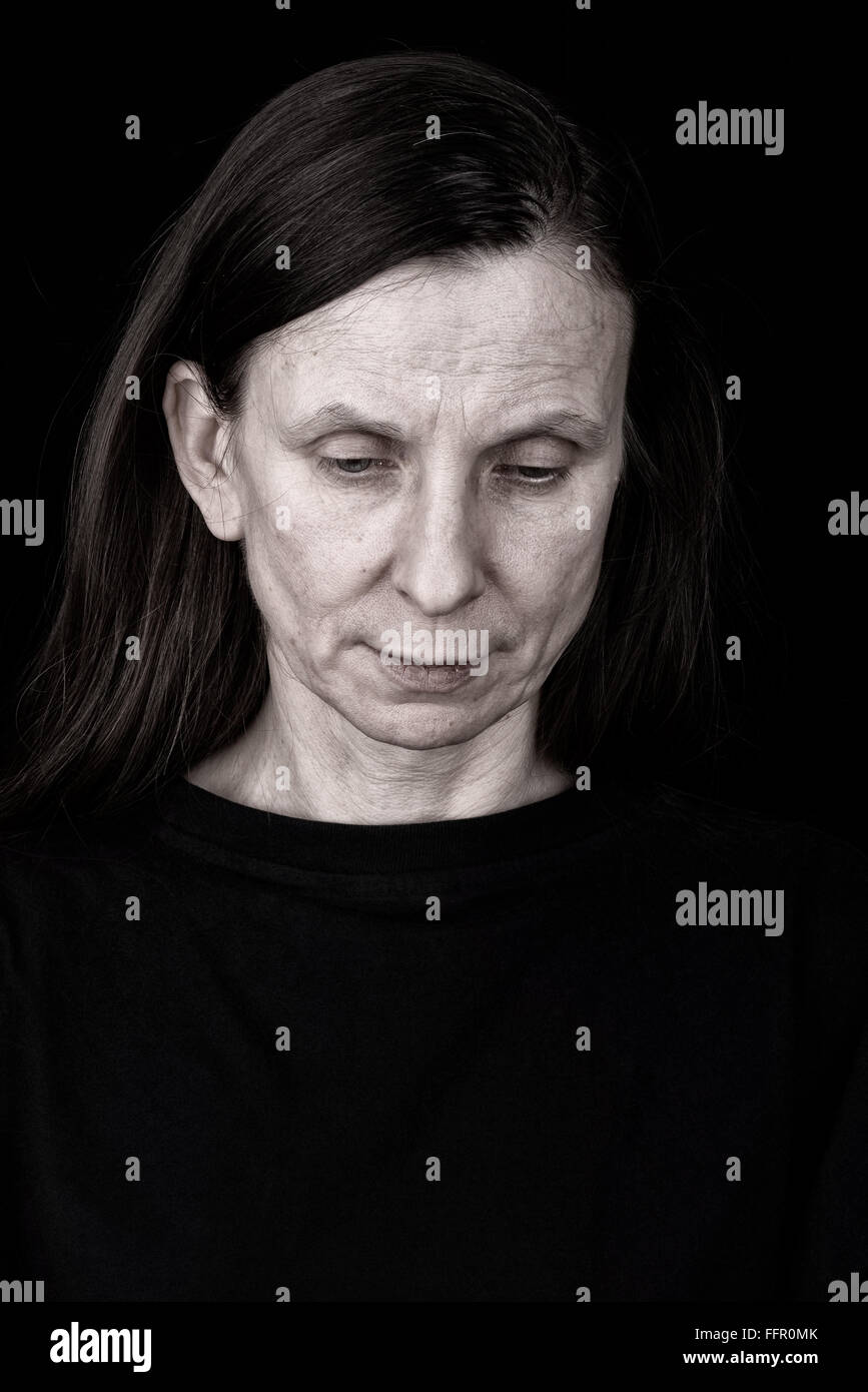 Porträt einer traurig und deprimiert Erwachsene Frau, den Kopf nach vorne und auf der Suche nach unten biegen Stockfoto