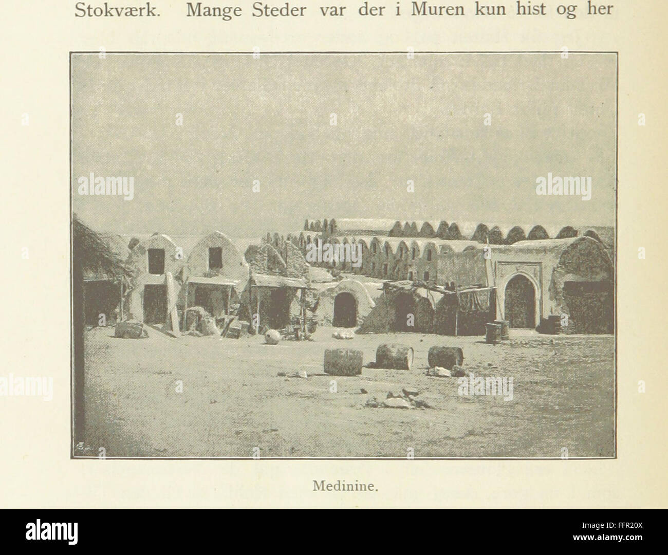 Huleboerne i Syd Tunis ist eine Memoire, die den Aufenthalt des Autors beim Kalif in Matmata, Tunesien, erzählt. Das Buch beschreibt die einzigartige Kultur der Troglodyten, Menschen, die in unterirdischen Wohnungen leben, und ihre Lebensweise in Südtunesien. Sie umfasst lebendige Erinnerungen und kulturelle Einblicke in diese Region. Stockfoto