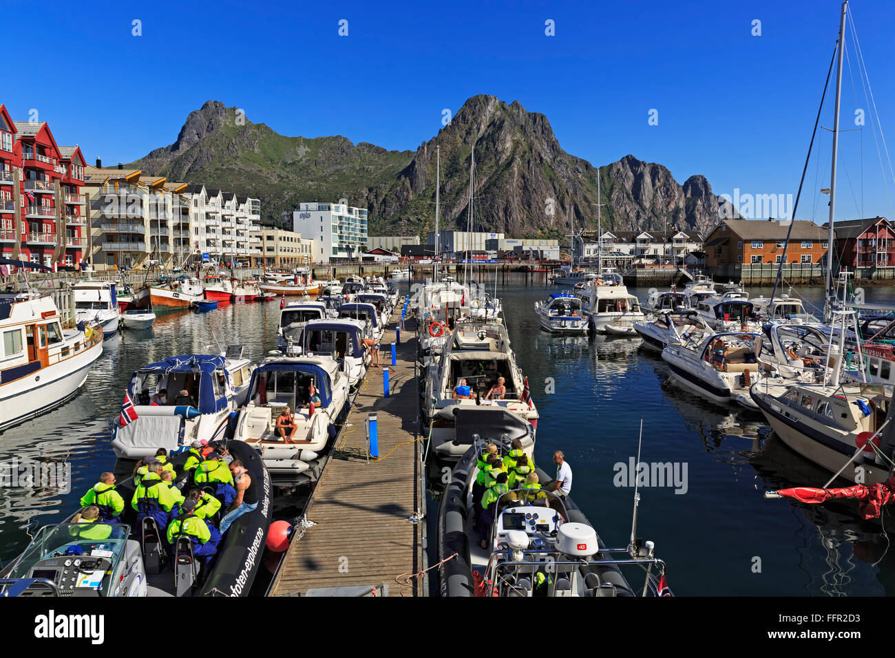 Boote in den Hafen von Svolvær, hinter Bergen, Vågan, Insel fährfrei, Lofoten, Nordland, Norwegen Stockfoto