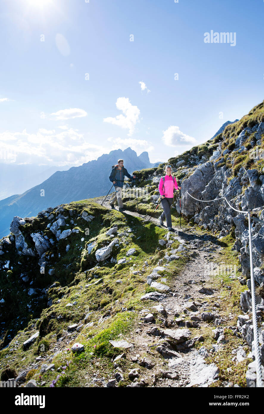 Wanderer, Mann und Frau Wandern auf einem Pfad mit Sicherungsseil Goetheweg, Karwendel, Innsbruck, Tirol, Österreich Stockfoto
