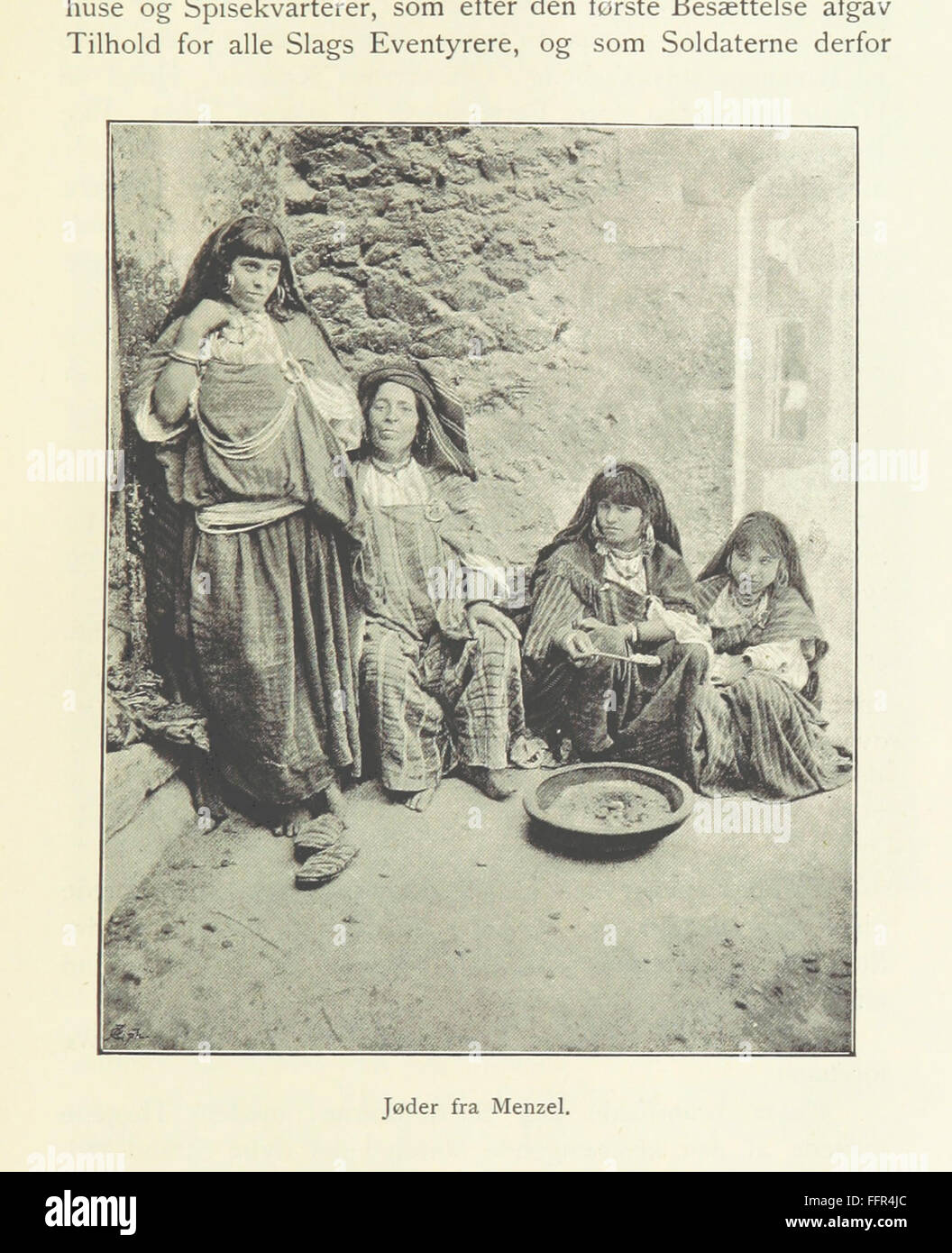 Huleboerne i Syd Tunis ist eine Reisegeschichte, die die Erfahrungen des Autors in Südtunesien, insbesondere seinen Aufenthalt bei der Kalifa in Matmata, erzählt. Das Buch bietet kulturelle Einblicke in das Leben der Einheimischen und ihre einzigartigen Wohnungen. Stockfoto