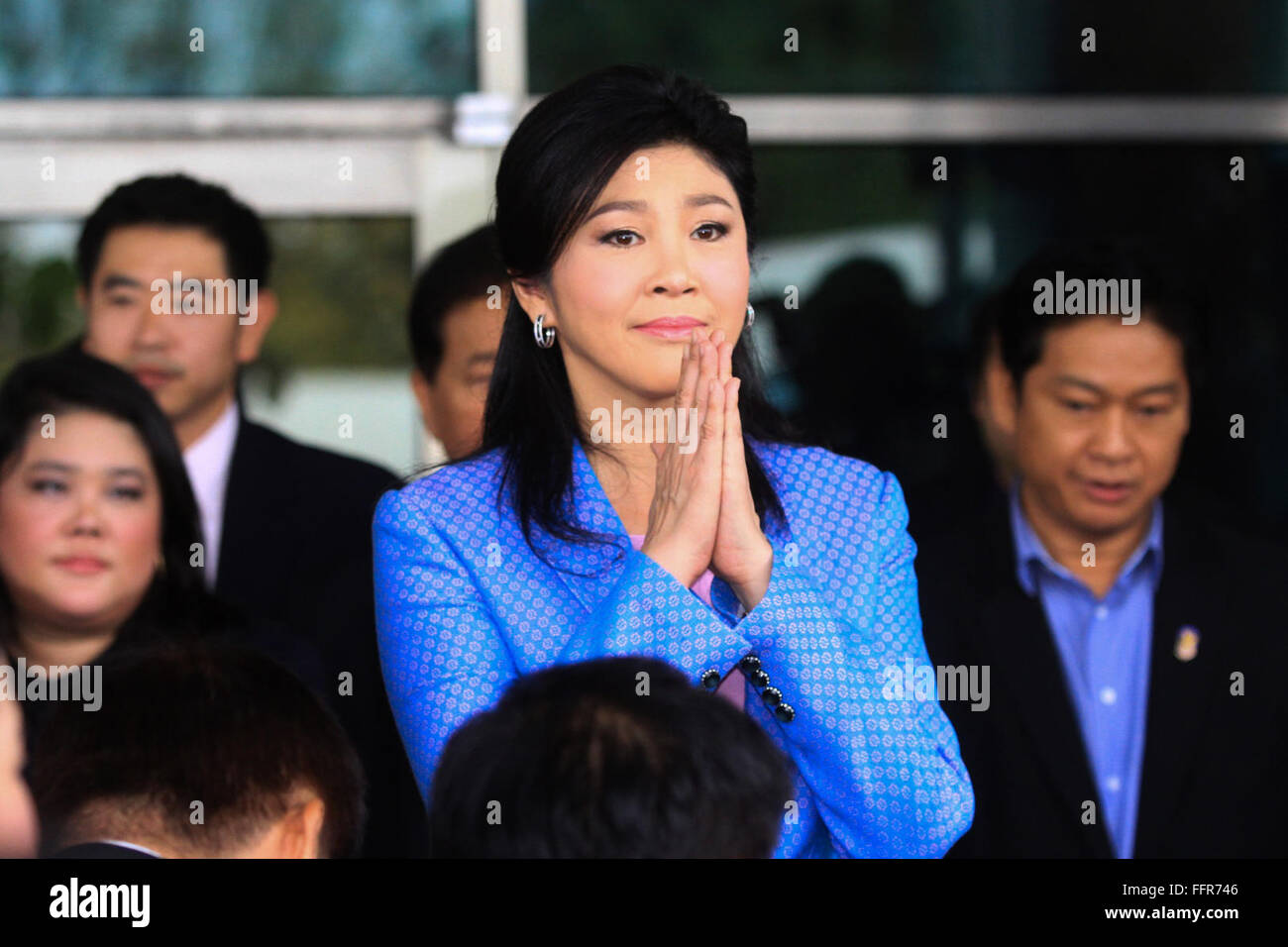 Bangkok, Thailand. 17. Februar 2016. Ehemalige thailändische Premierminister Yingluck Shinawatra kommt für ihr Gehör von einem Fall, in dem sie beschuldigt wird, von Gesetzesübertretungen Verwaltung eine umstrittene Reis Verpfändung Regelung bei Strafkammer des Obersten Gerichtshofs für Inhaber von politischen Positionen in Bangkok, Thailand, 17. Februar 2016. © Rachen Sageamsak/Xinhua/Alamy Live-Nachrichten Stockfoto