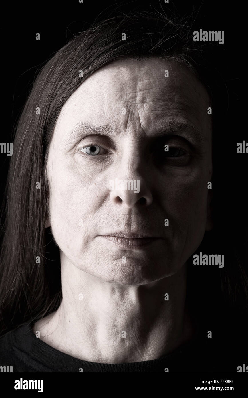 Porträt einer traurig und deprimiert Erwachsene Frau Blick ins Weltall mit glanzlosen Augen Stockfoto