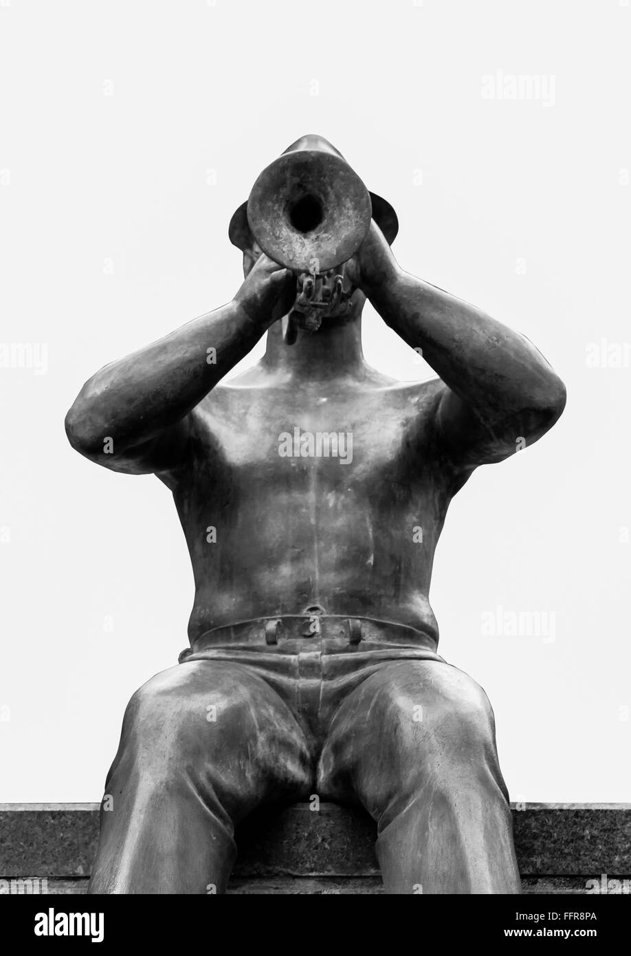 Die Statue des Menschen sitzen und Trompeten weht. Stockfoto