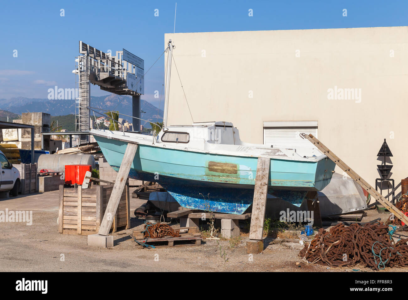 Alte hölzerne Yacht reparieren, Hafen von Ajaccio, Korsika, Frankreich Stockfoto