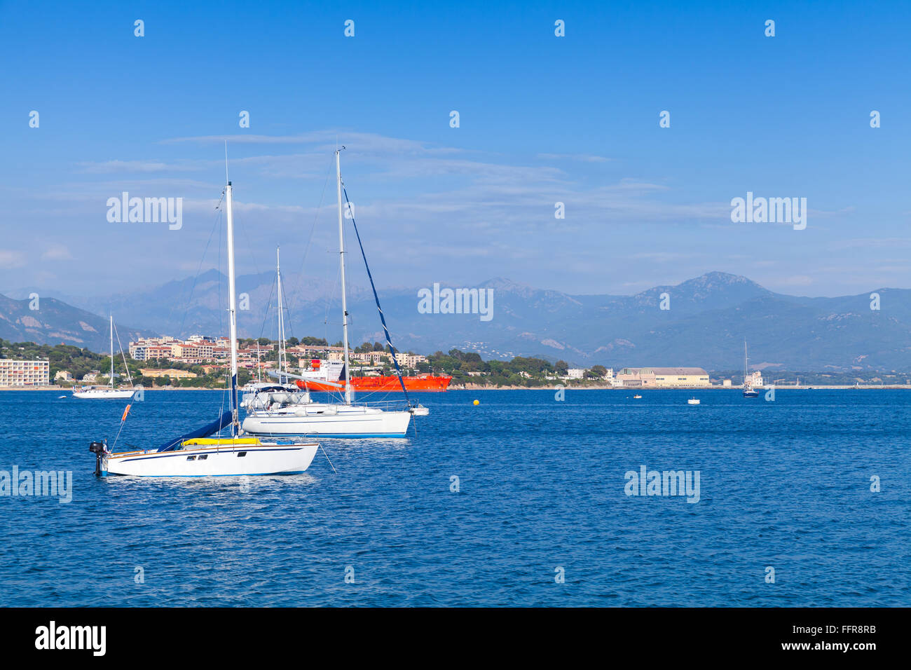 Segelyachten und Motorboote vor Anker in der Bucht von Ajaccio, Korsika, Frankreich Stockfoto