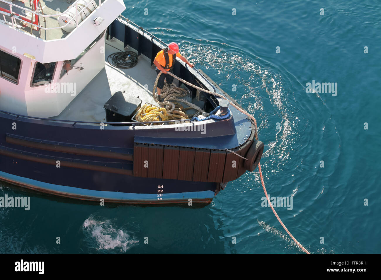 Ajaccio, Frankreich - 30. Juni 2015: Liegeplatz Operationen, Mann bei der Arbeit mit Seilen an einem Bogen der Schlepper Stockfoto