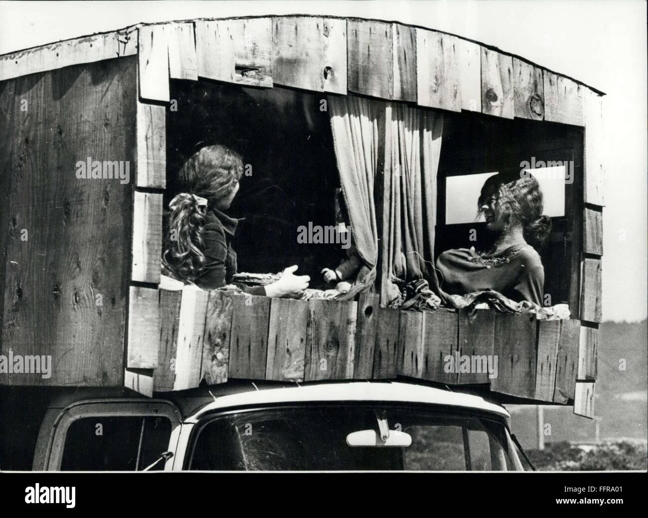 1974 - Hippie Hippies Kaliforniens neue Rasse von Gipsy: der Drang, Drop-out-hat eine neue Generation von Gipsy auf Nebenstraßen von Kalifornien gebracht. Mehr Menschen als je zuvor zu den Straßen nehmen. Hippies, Kunstliebhaber, rebelliert gegen das System. Sie leben in Wohnwagen und umgebauten Verschiebung LKW. Sehen Sie hier ist ein Eindruck vom Leben in das Privatleben von San Francisco non-Konformisten, die das Leben in Bewegung zu bevorzugen. © Keystone Bilder USA/ZUMAPRESS.com/Alamy Live-Nachrichten Stockfoto