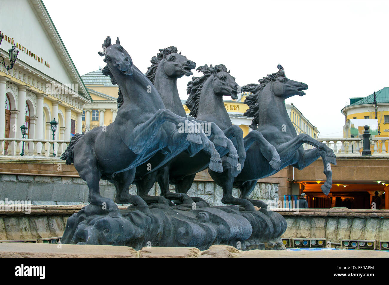 Skulptur der Springpferde in Aleksandrovsk zu einem Garten in der Stadt Moskau, eine Skulptur, Pferde, springen, Alexander Stockfoto