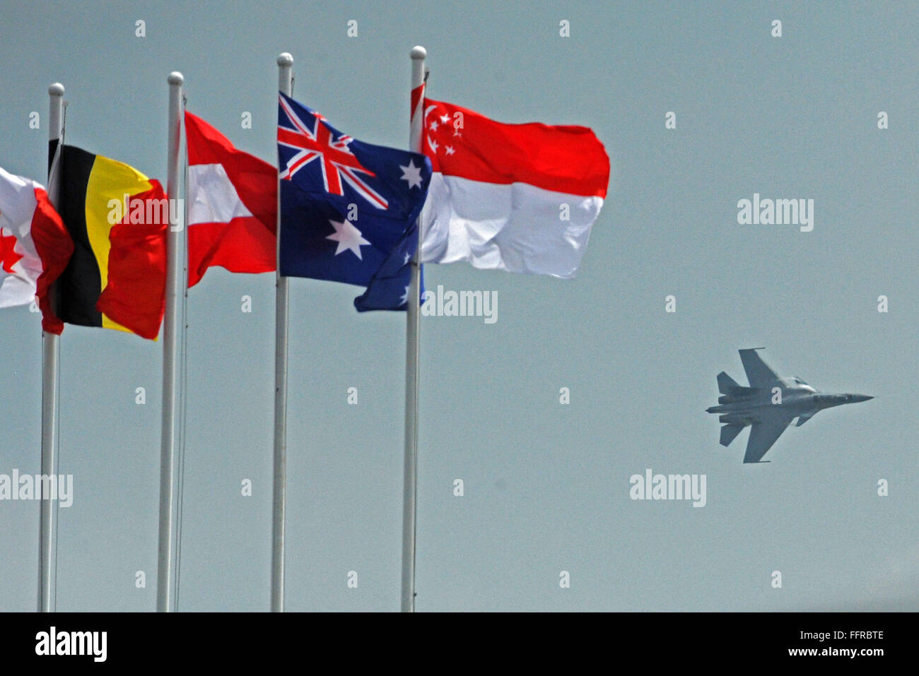 Singapur. 17. Februar 2016. Ein SU-30MKM Jagdflugzeug der Royal Malaysian Air Force führt Kunstflug fliegen während der Singapore Airshow auf Singapurs Changi Messegelände, 17. Februar 2016 statt. Singapore Airshow, Asien der größte und einer der wichtigsten Luft-und Raumfahrt- sowie Ausstellungen in der Welt, startete Dienstag mit einem erneuerten Fokus auf der Fahrt von global Aviation Industrietrends und Entwicklungen. Bildnachweis: Dann Chih Wey/Xinhua/Alamy Live News Stockfoto