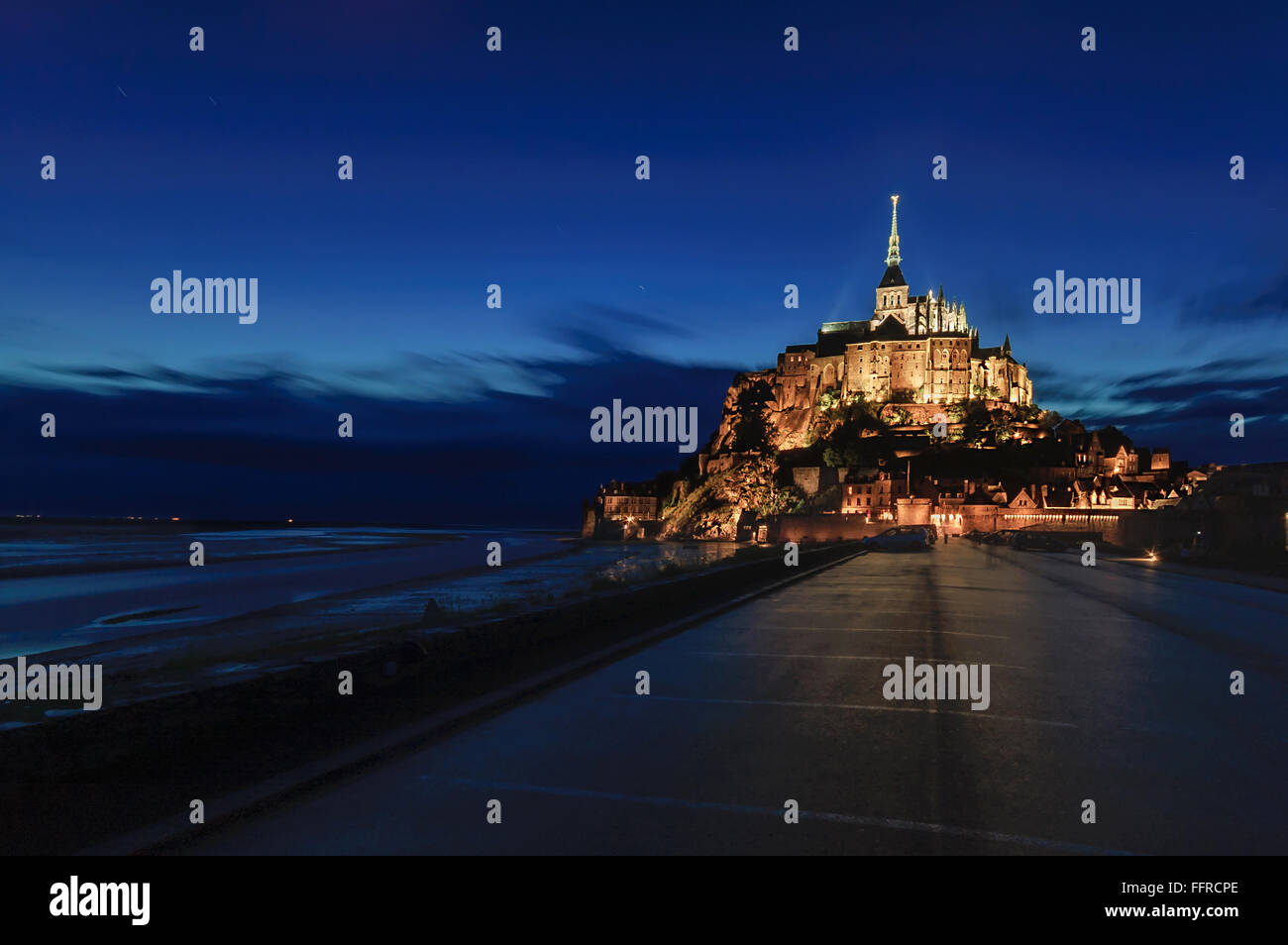 Mont Saint Michel Kloster und Bucht Wahrzeichen Nachtansicht. UNESCO-Weltkulturerbe. Normandie, Frankreich, Europa. Stockfoto