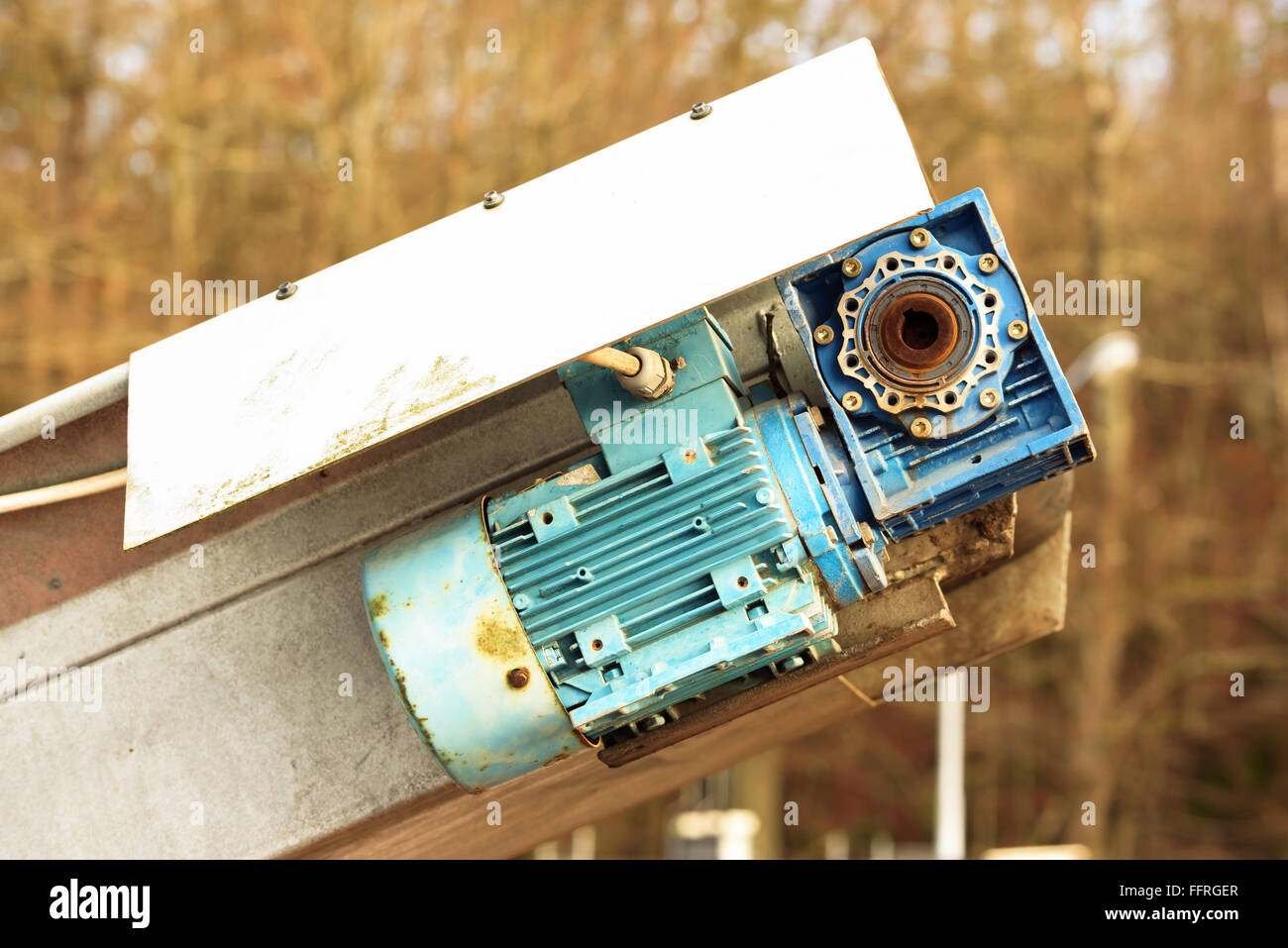 Elektromotor am Ende eines Förderbandes. Eine Getriebe ist der Motor befestigt. Stockfoto