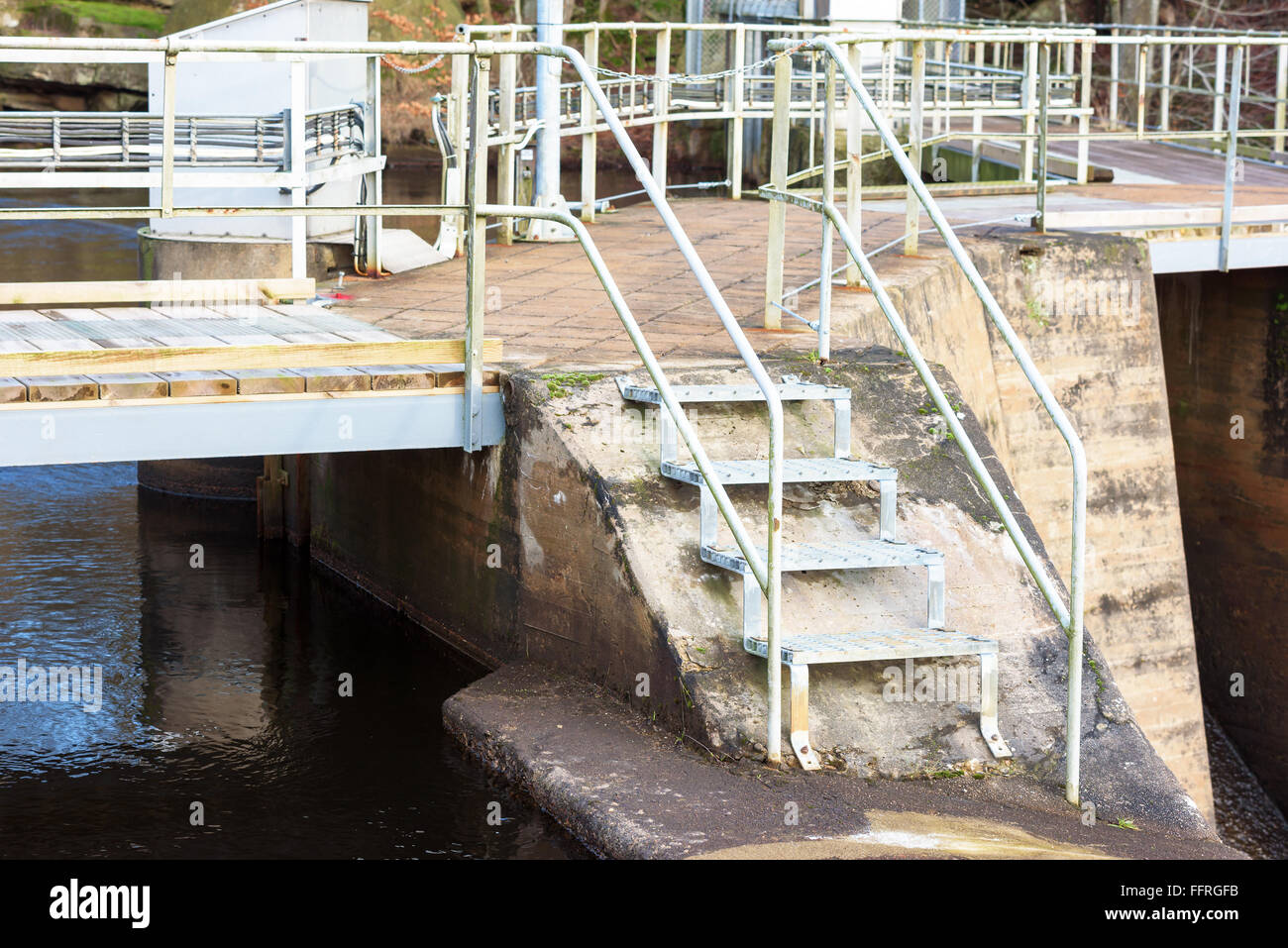 Treppe rauf und runter an die Spitze der das kleine Wasserkraftwerk in Djupafors, Schweden. Stockfoto