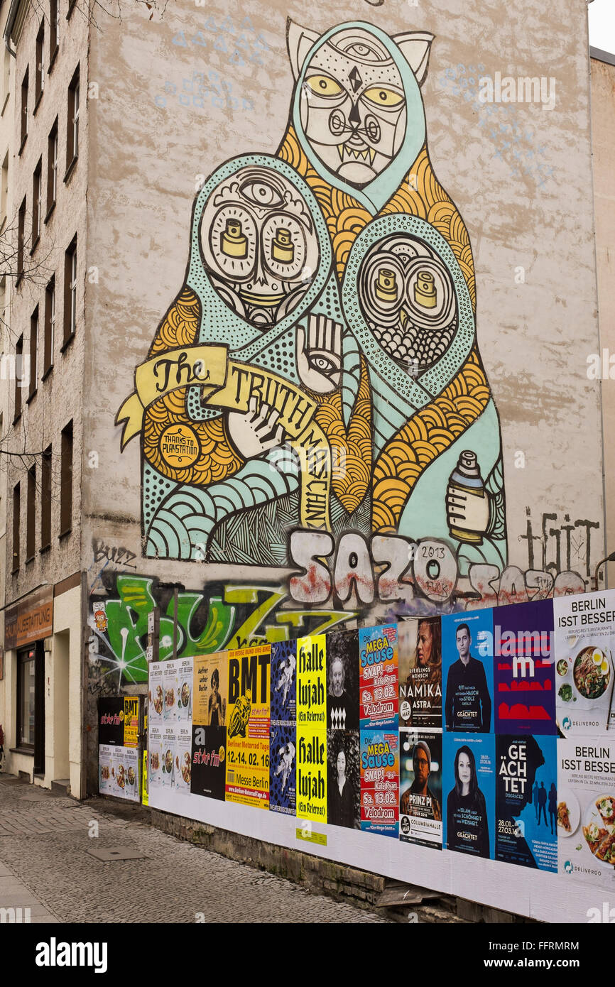 BERLIN - Februar 16: Gebäudewand mit street Art und Plakate in der Torstraße in Berlin-Mitte am 16. Februar 2016. Stockfoto