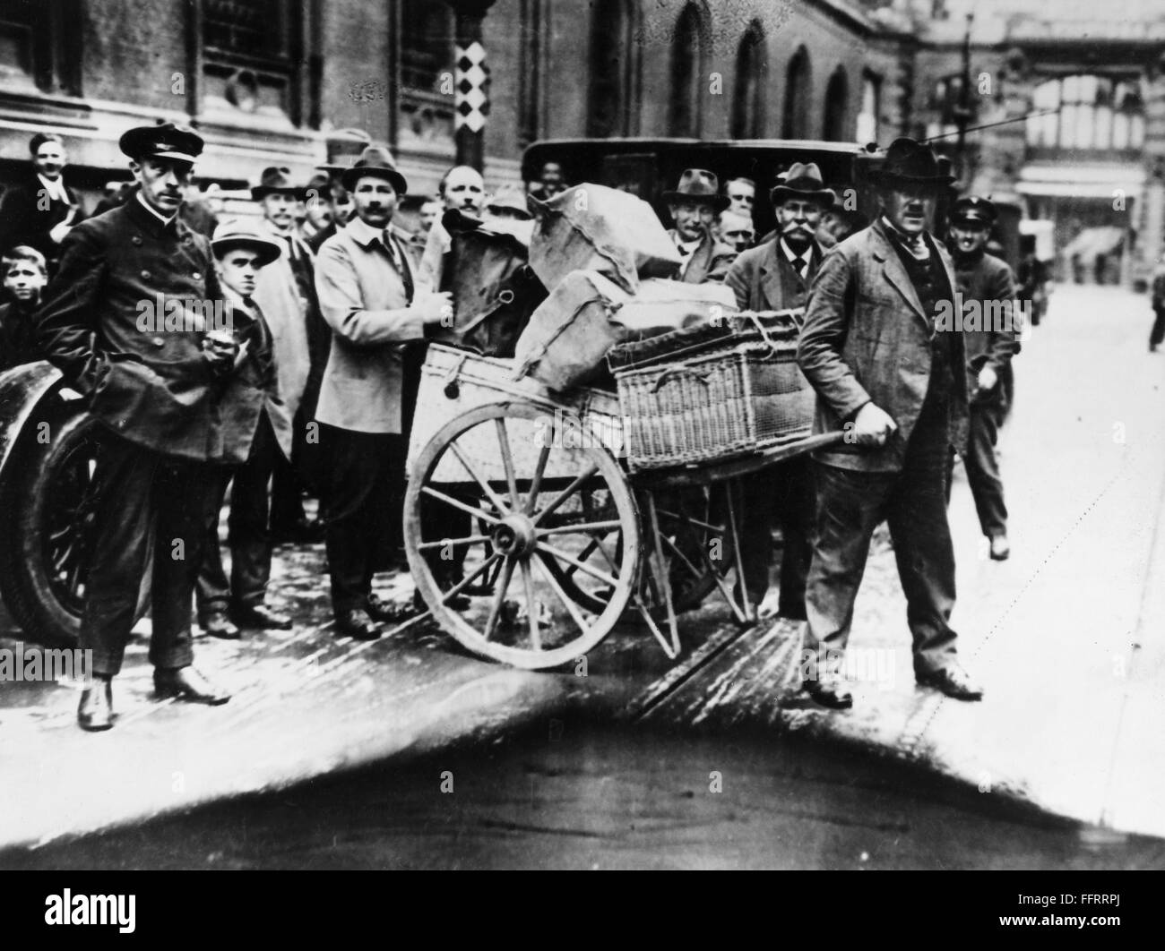 DEUTSCHLAND: INFLATION, 1923. NUM Großkanzlei pro Abrechnung wird von der  Reichbank in Berlin, August 1923, während der Post-World War I  Hyperinflation Stockfotografie - Alamy