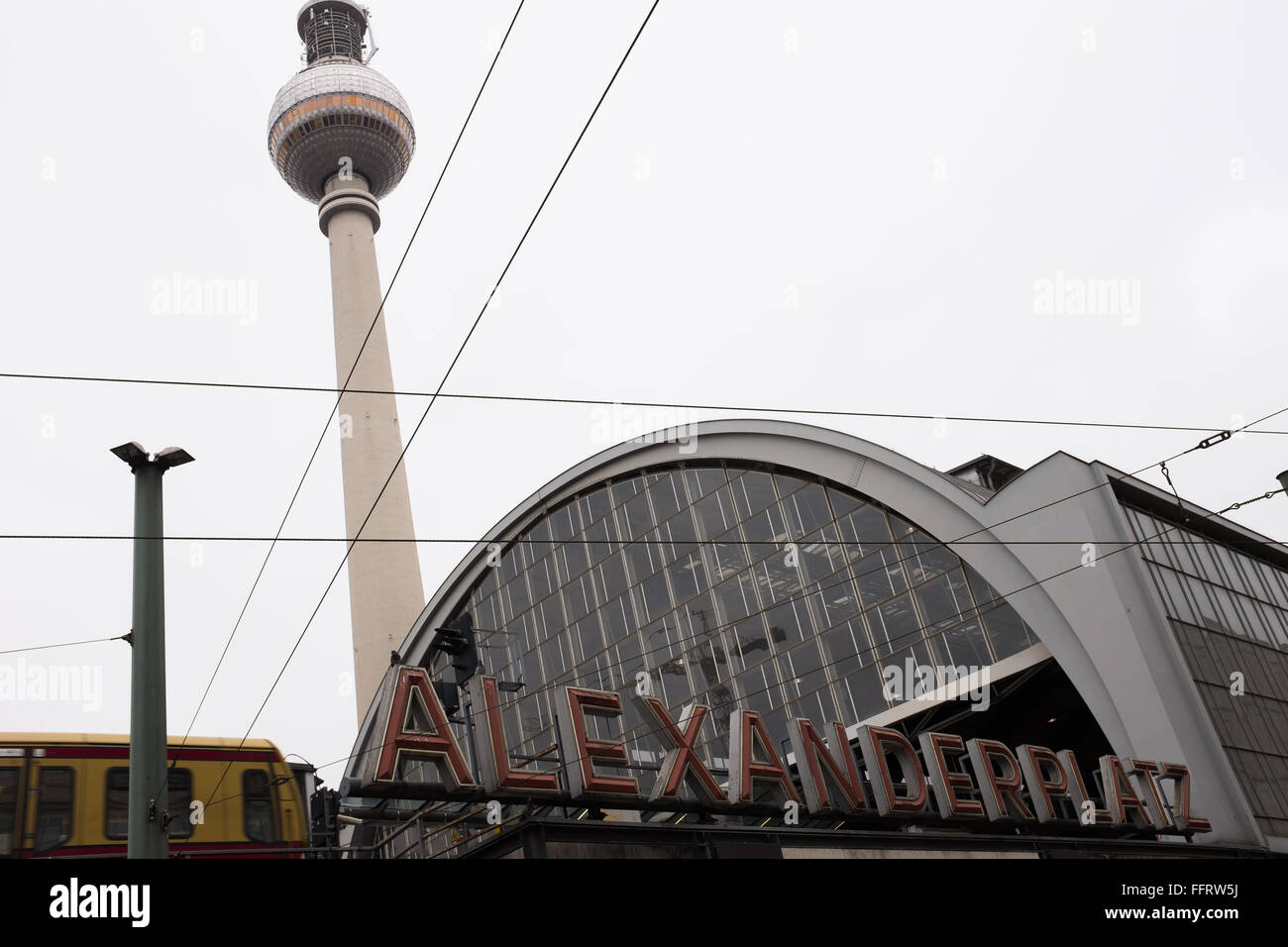 BERLIN - Februar 16: Alexanderplatz Zug Bahnhof Zeichen, die S-Bahn und der Fernsehturm (Fernsehturm) am 16. Februar 2016. Stockfoto