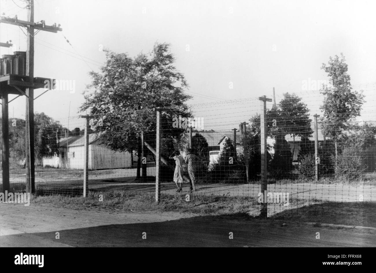 VIRGINIA: WANDERARBEITER. /nBarbed-Wire eingeschlossen Kaserne für Wanderarbeiter bei Webster Canning Company, Cheriton, Virginia. Fotografiert von Jack Delano, Juli 1940. Stockfoto