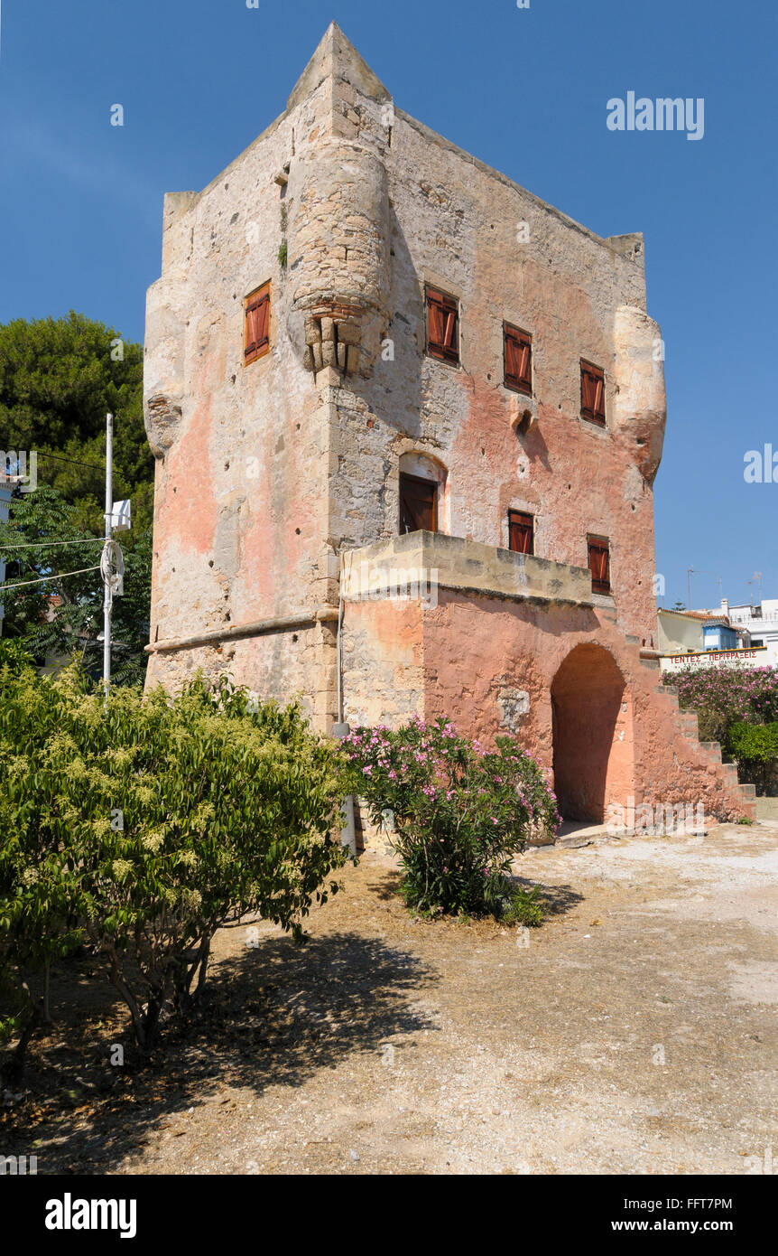 Die Markellos Turm, Aegina, Griechenland entstand im späten 17. Jahrhundert als Teil des Verteidigungssystems, mehr es in letzter Zeit hat Stockfoto