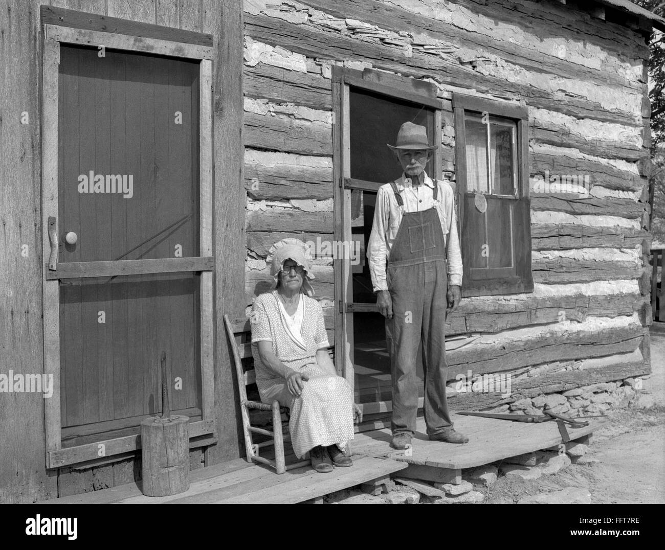 BAUERNHOF PAAR, 1936. /nAn 80 Jahre alten Bauer mit seiner Frau vor