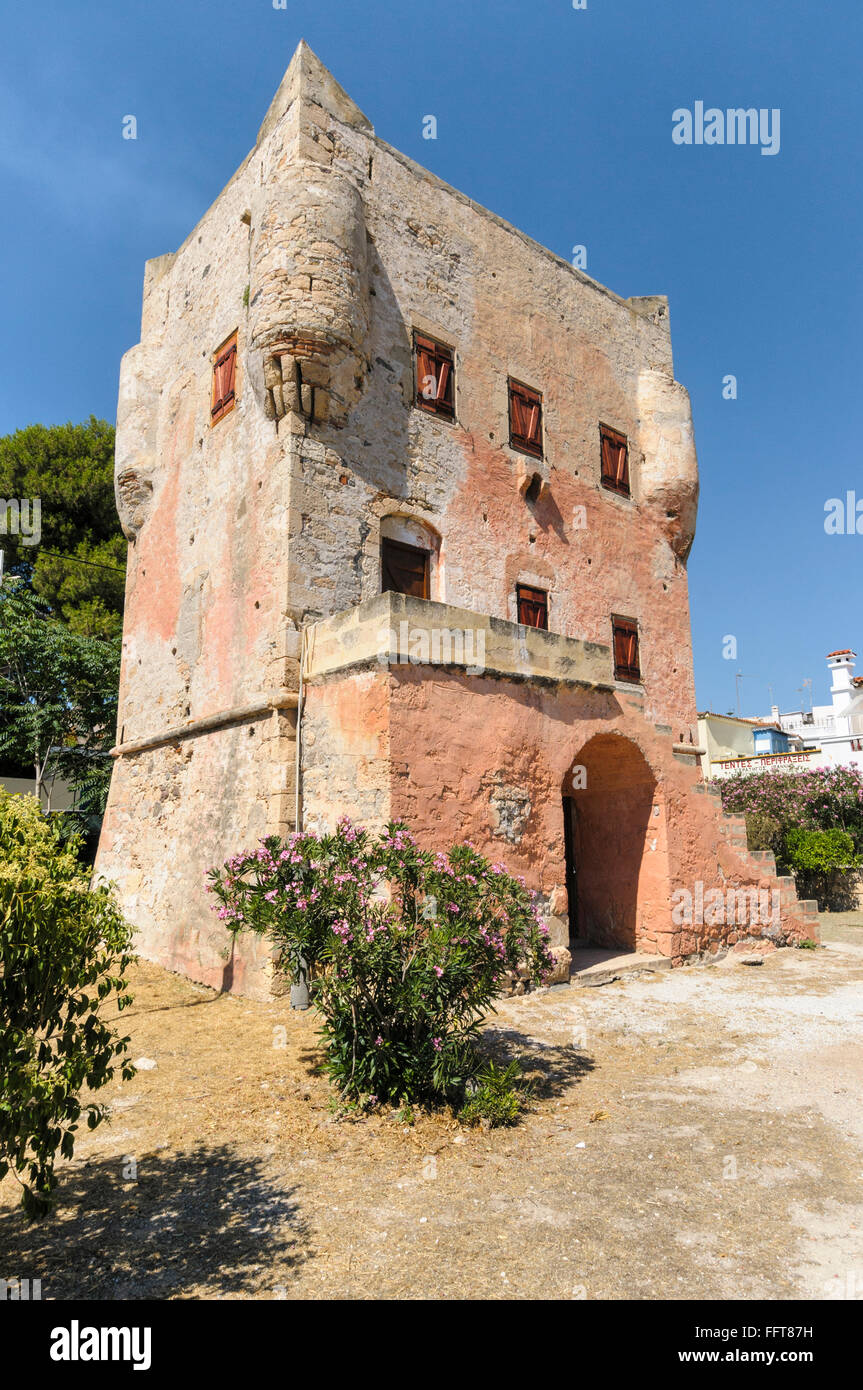 Die Markellos Turm, Aegina, Griechenland entstand im späten 17. Jahrhundert als Teil des Verteidigungssystems, mehr es in letzter Zeit hat Stockfoto