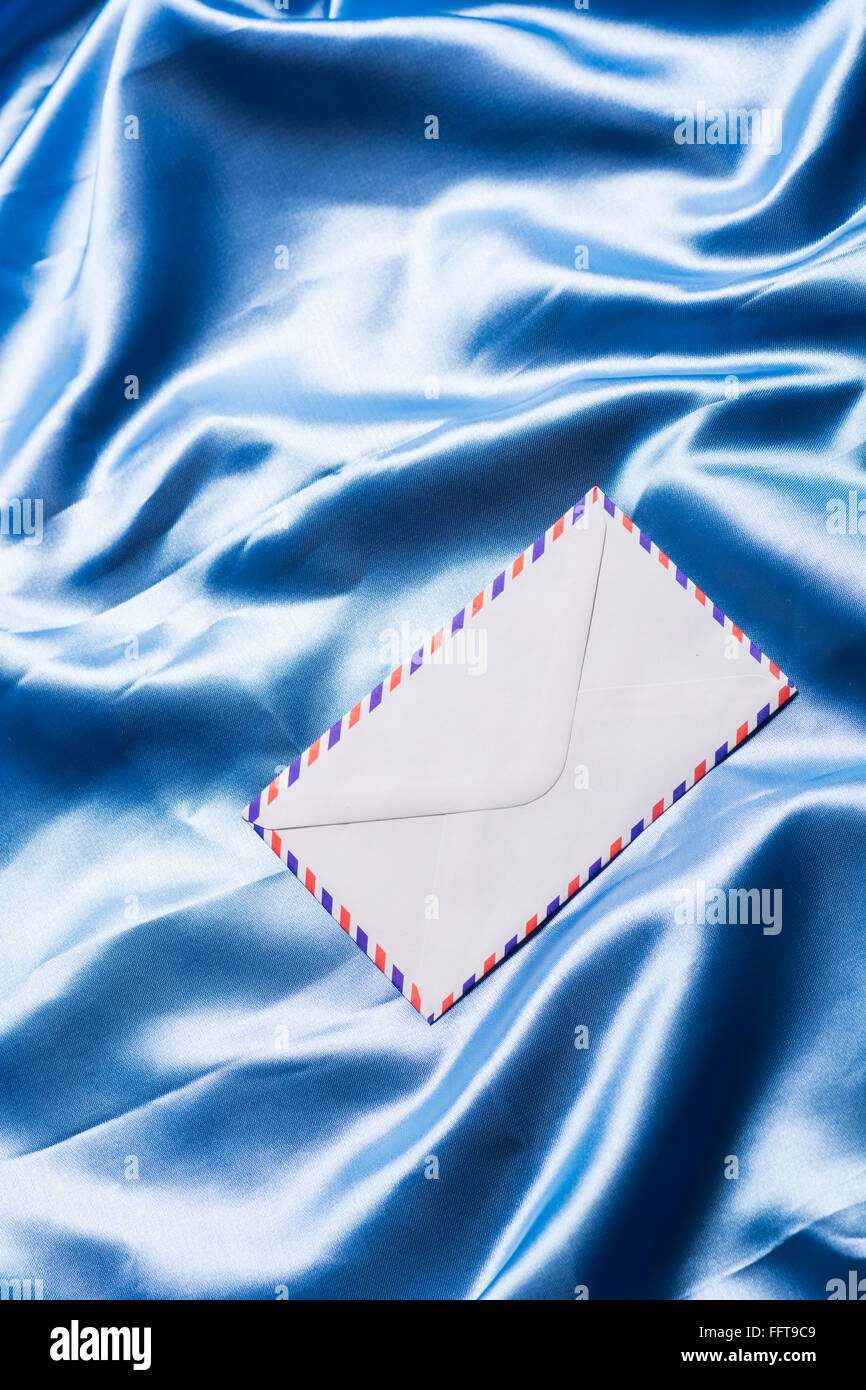 Luftpost Umschlag über blaue Seide Stockfoto