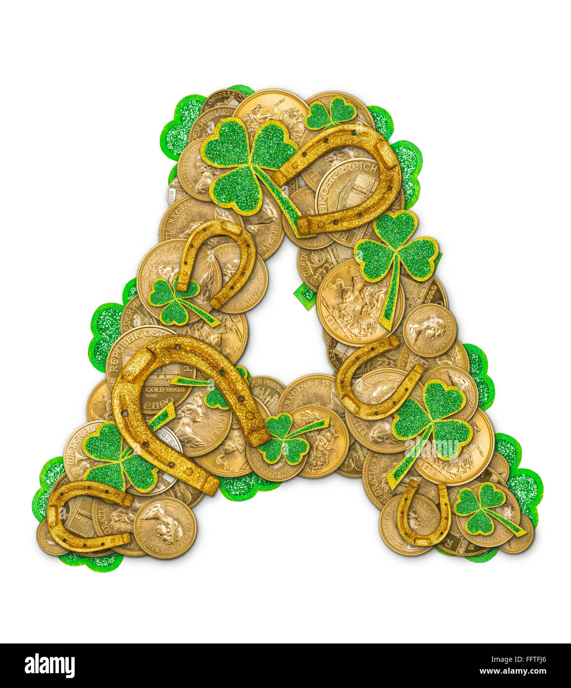 St. Patricks Day Feiertag Buchstabe A gemacht von Münzen, Kleeblätter und Hufeisen Stockfoto
