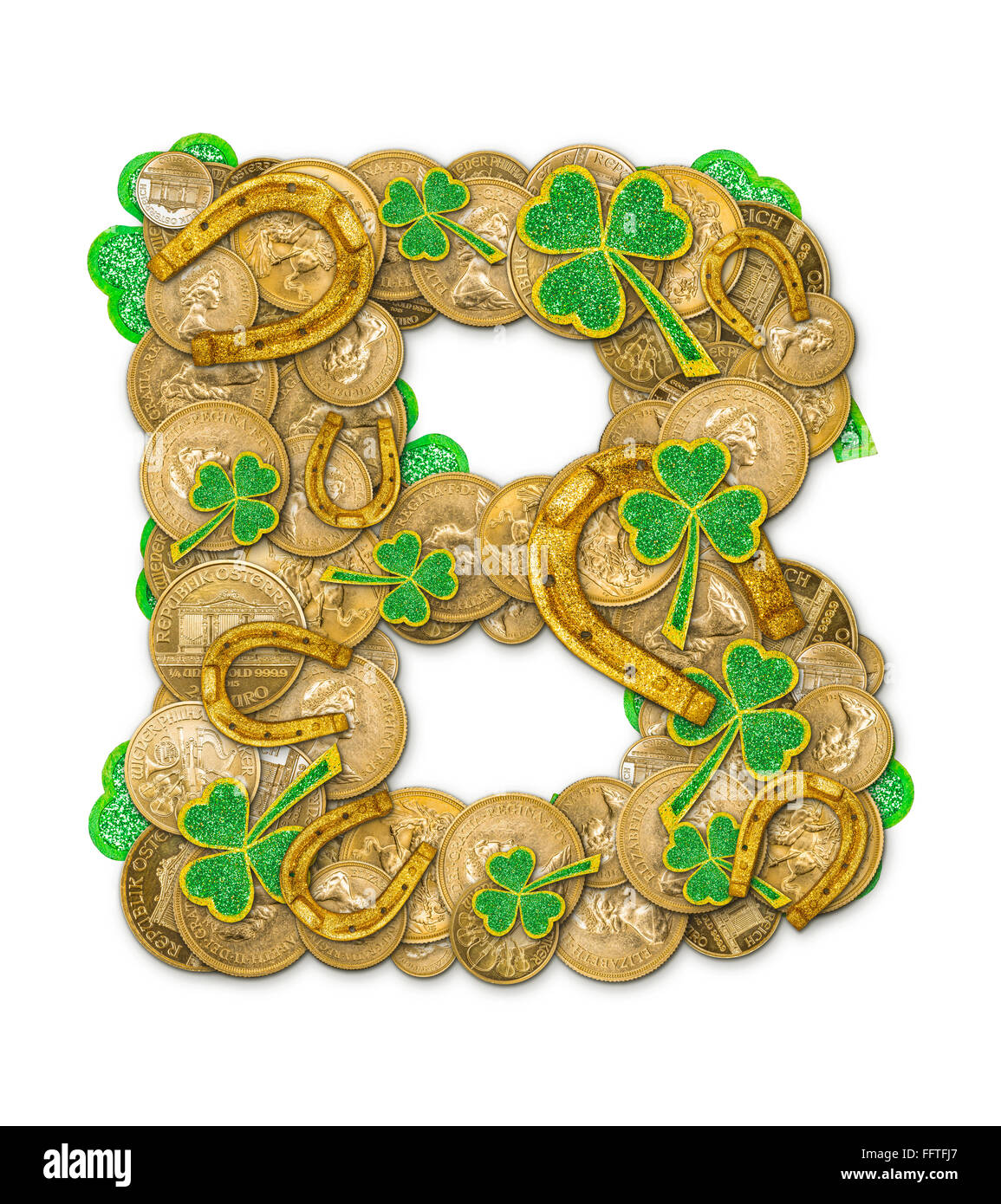 St. Patricks Day Feiertag Buchstabe B gemacht von Münzen, Kleeblätter und Hufeisen Stockfoto