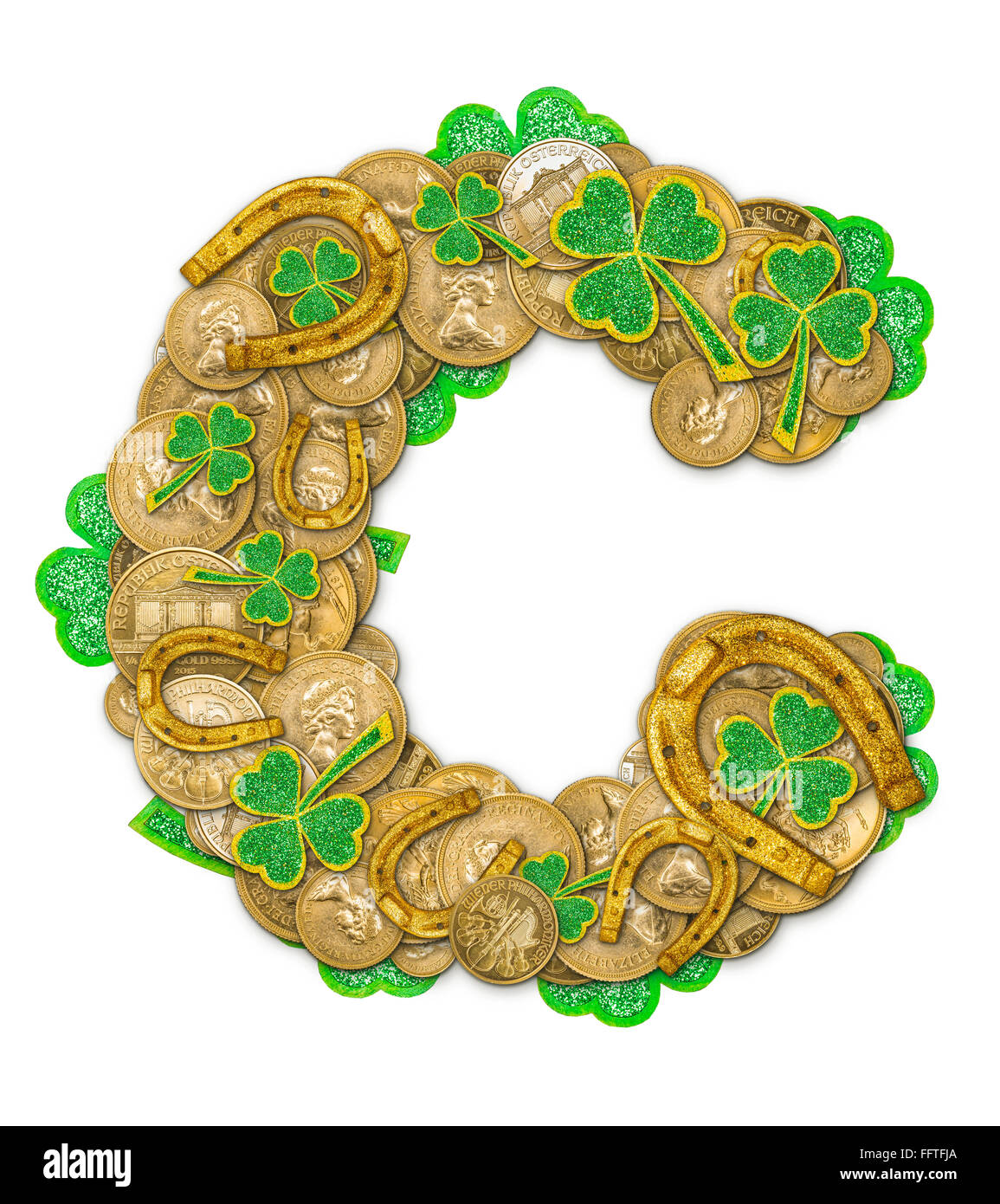 St. Patricks Day Feiertag Buchstabe C gemacht, Münzen, Kleeblätter und Hufeisen Stockfoto