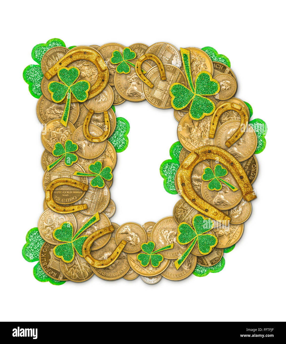 St. Patricks Day Feiertag Buchstabe D gemacht von Münzen, Kleeblätter und Hufeisen Stockfoto