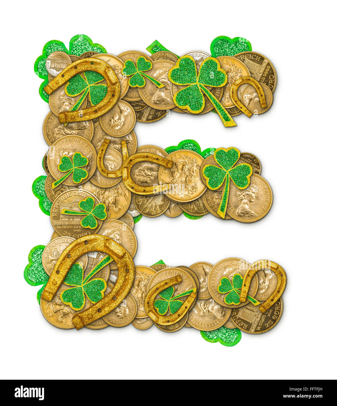 St. Patricks Day Feiertag Buchstabe E gemacht von Münzen, Kleeblätter und Hufeisen Stockfoto