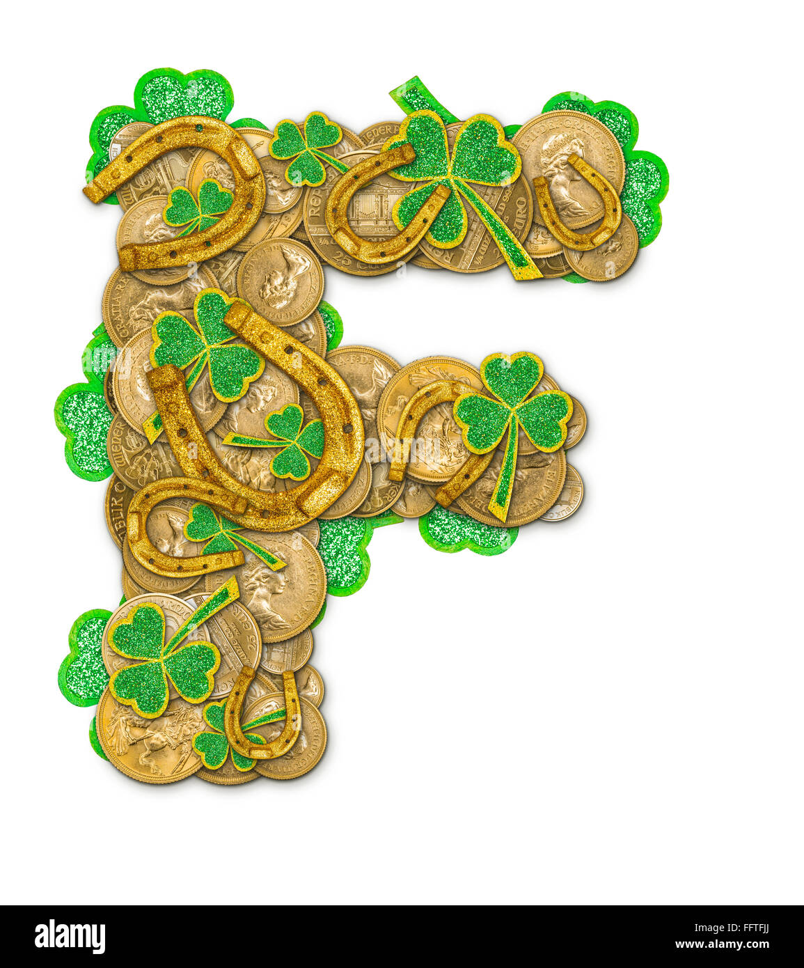 St. Patricks Day Feiertag Buchstabe F gemacht von Münzen, Kleeblätter und Hufeisen Stockfoto