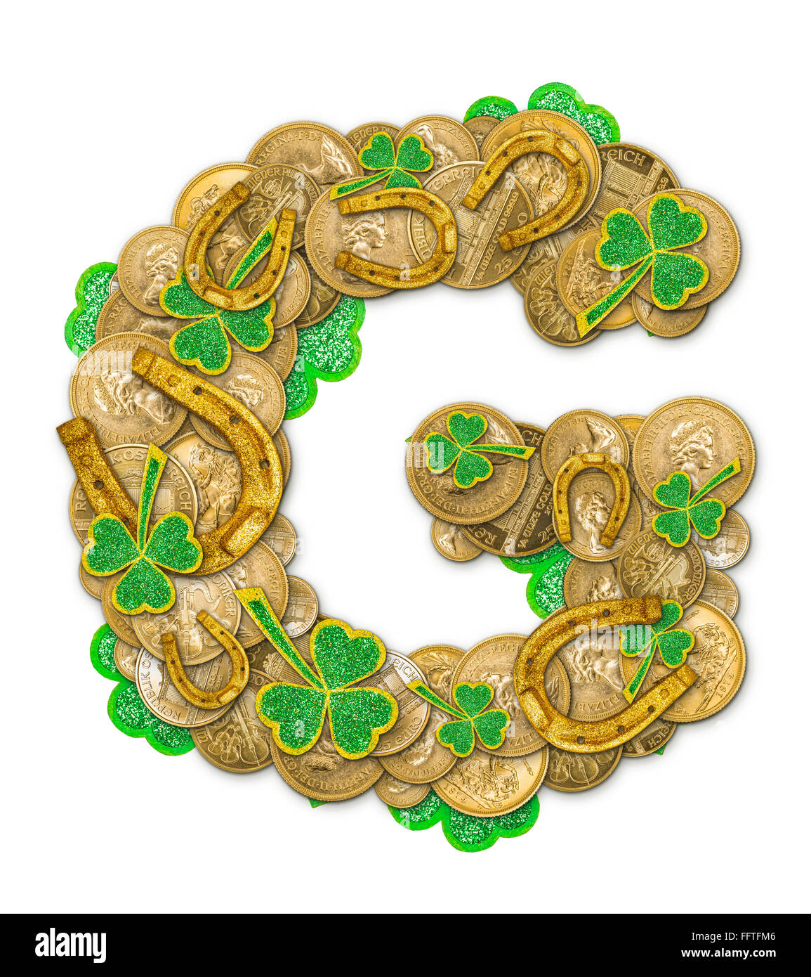 St. Patricks Day Feiertag Buchstabe G gemacht von Münzen, Kleeblätter und Hufeisen Stockfoto
