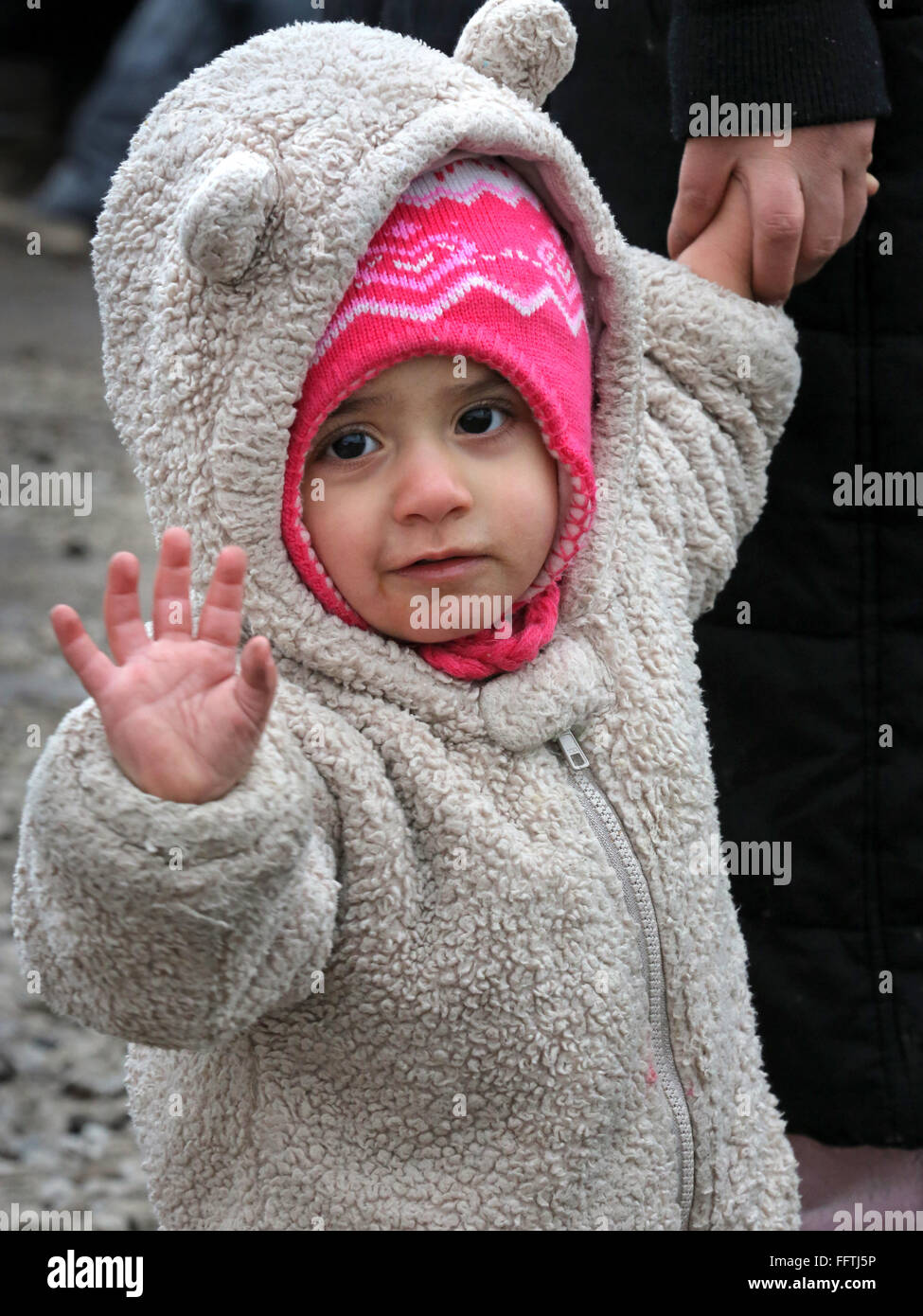 Porträt eines Mädchens Flüchtling (14 Monate) aus Syrien, lebt mit ihren Eltern in das Zeltlager "Jungle" in der Nähe von Calais, Frankreich Stockfoto