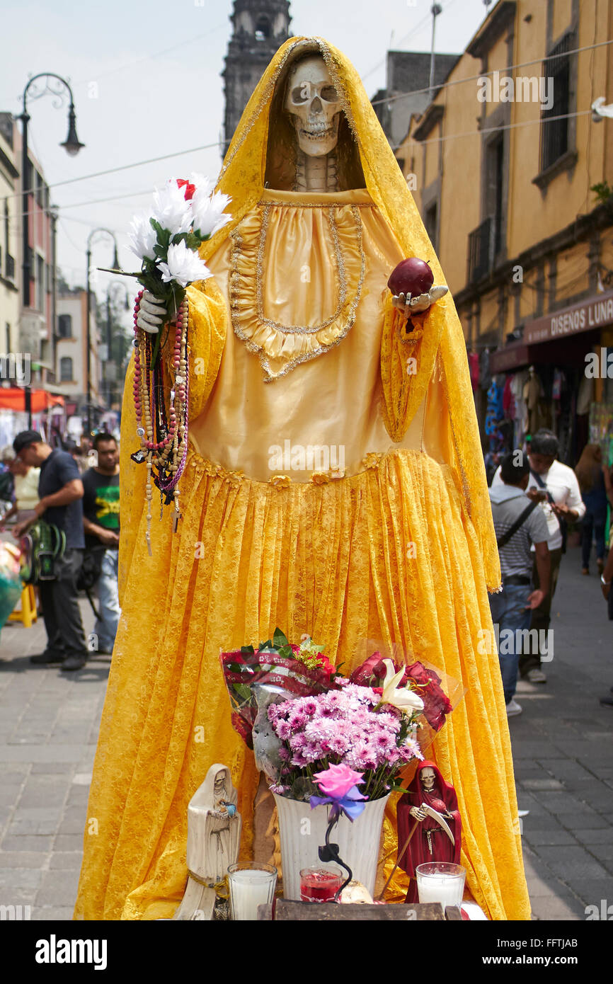 Dia de Muertos - Skelett im gelben Kleid in Mexiko-Stadt Stockfoto